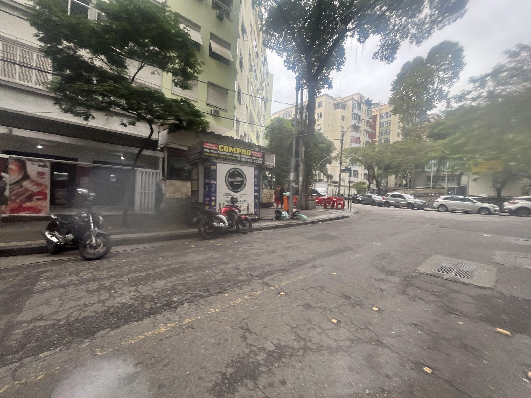 Street-level view near Mesma Edificacao do Dezesete, Centro
