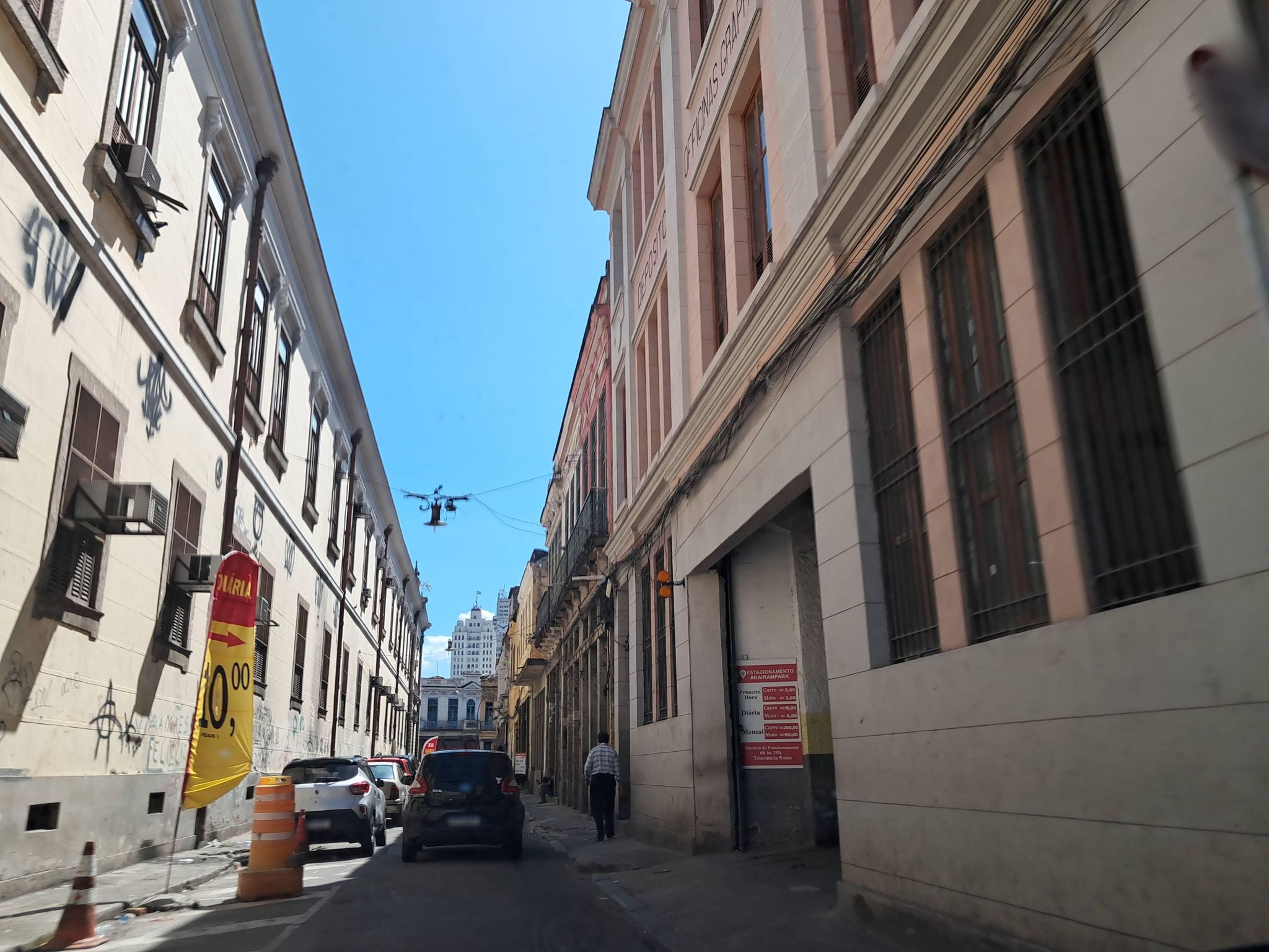 Street-level view near Mesma Edificacao do Numero 76, Centro