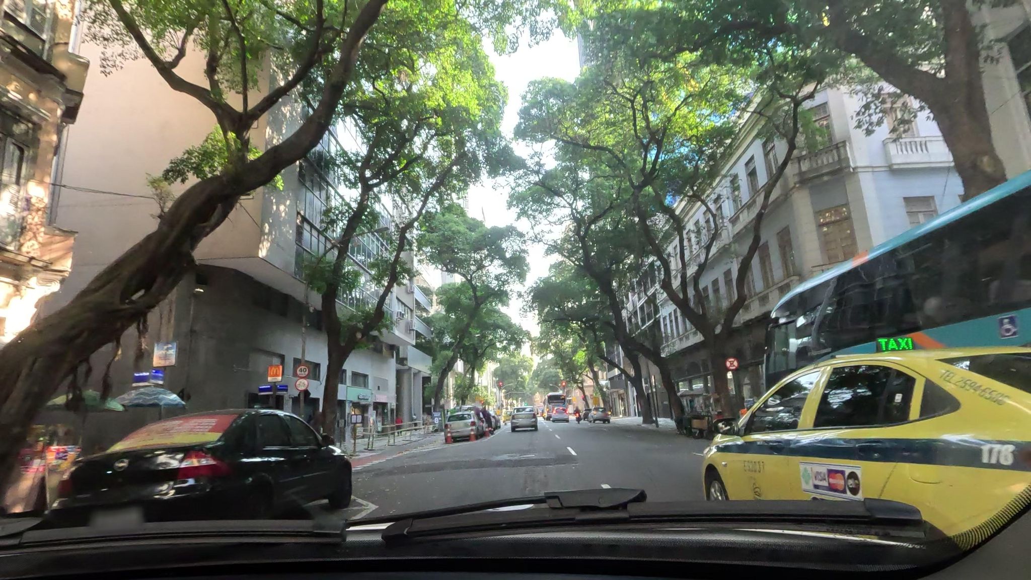 Street-level view near Mesmo do 69, Centro
