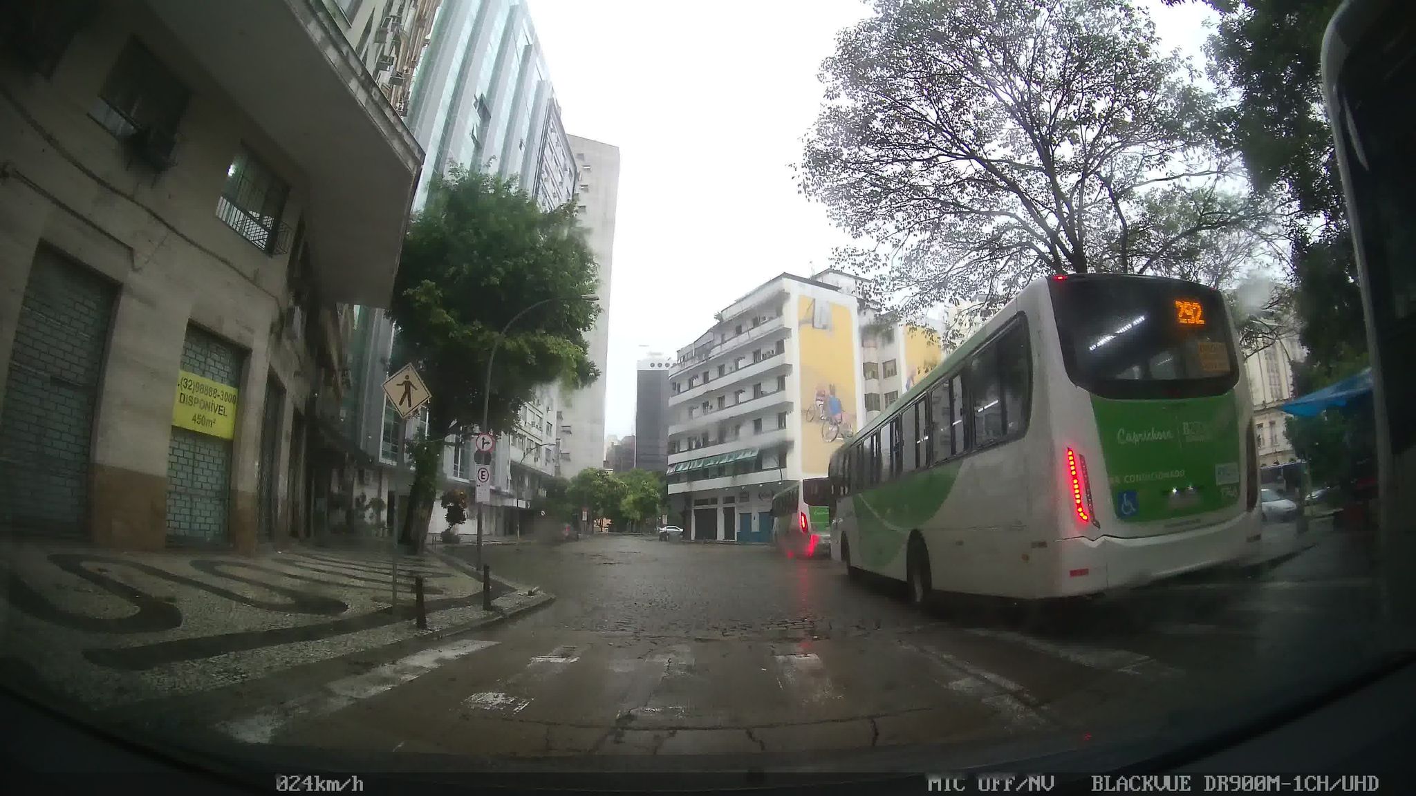 Street-level view near Mesmo do Num 37, Centro