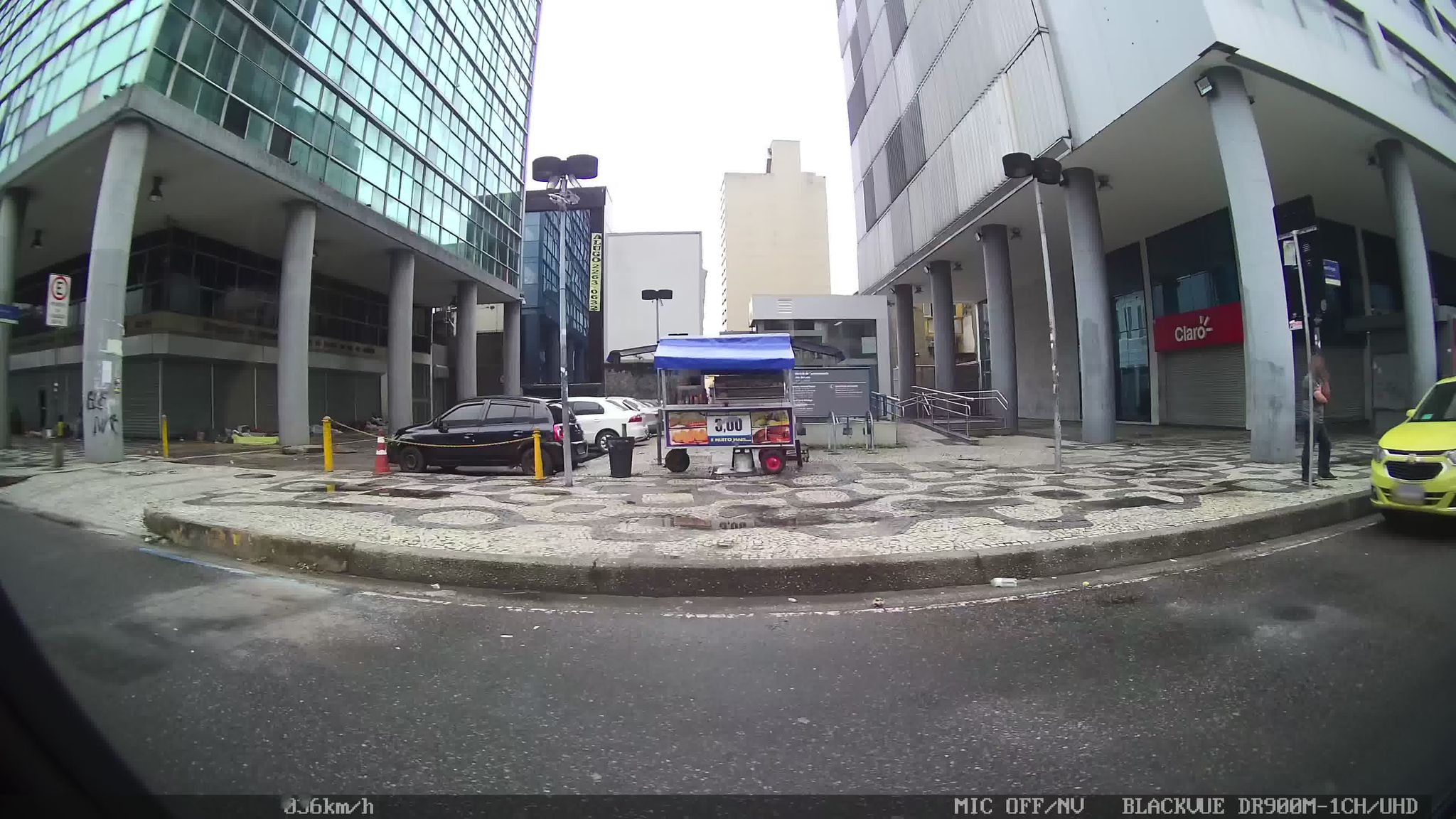 Street-level view near Mesmo Edifício do Numero 1012, Centro