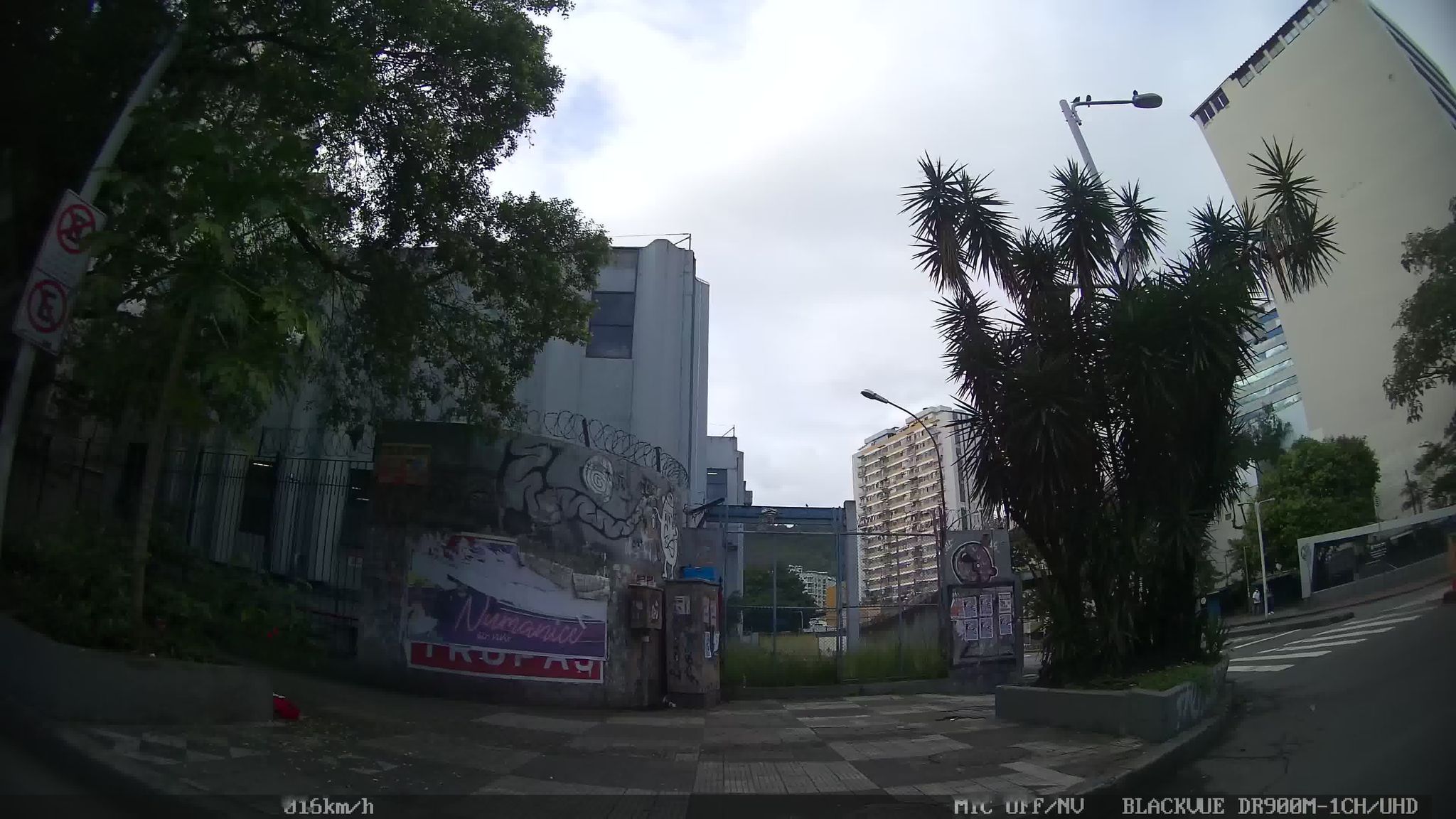 Street-level view near Metrô Rio, Humaitá