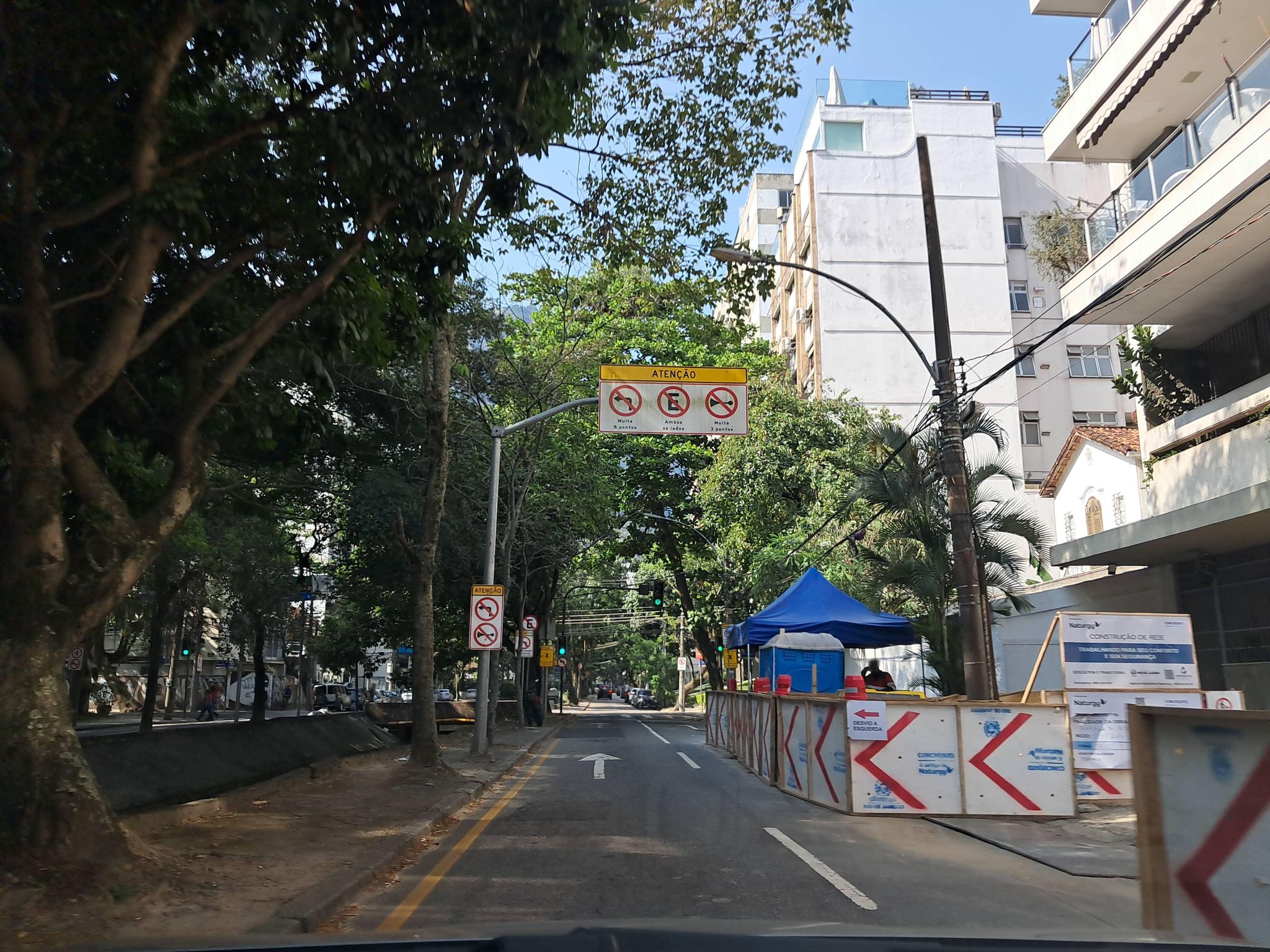 Street-level view near Michel Legrand, Lagoa