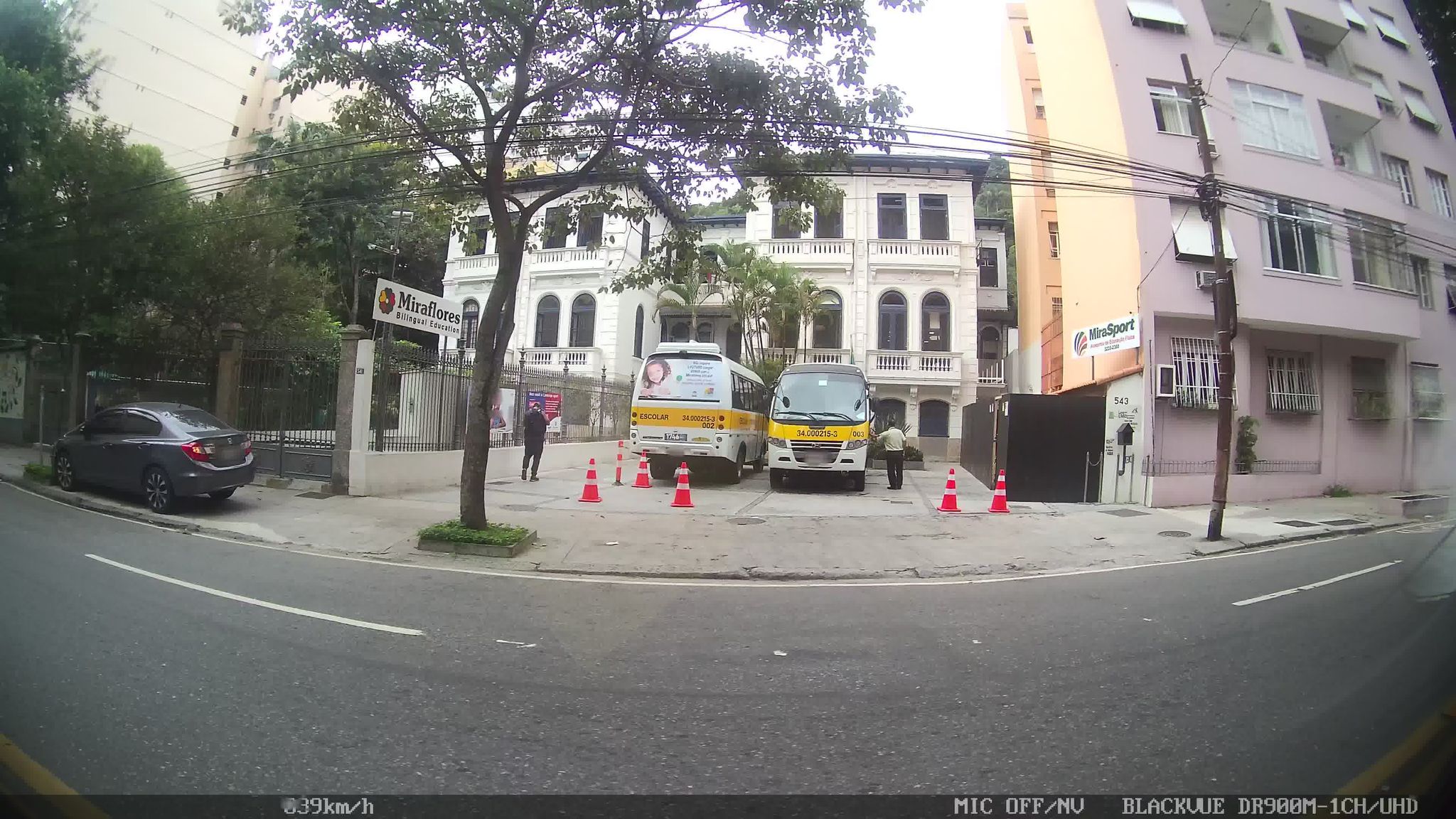 Street-level view near Miraflores, Laranjeiras