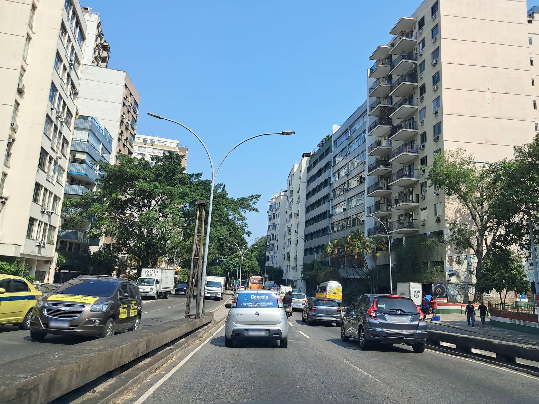 Street-level view near Mirante Pinheiro Machado, Laranjeiras