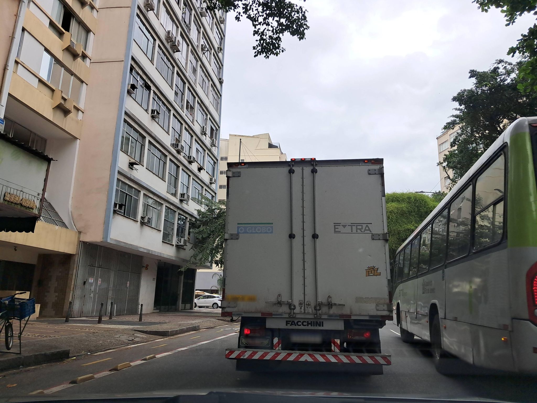 Street-level view near Miriam, Catete