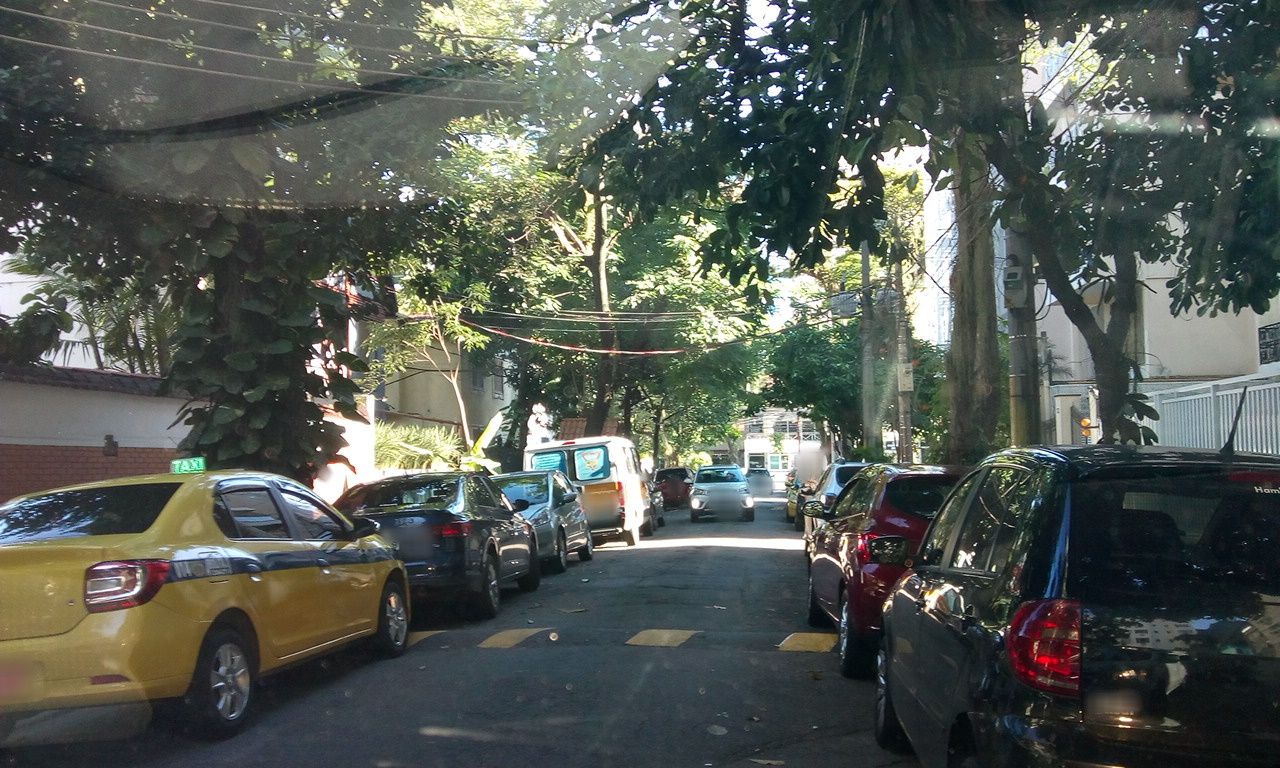 Street-level view near Moacir Barbosa Soares, Jardim Botânico