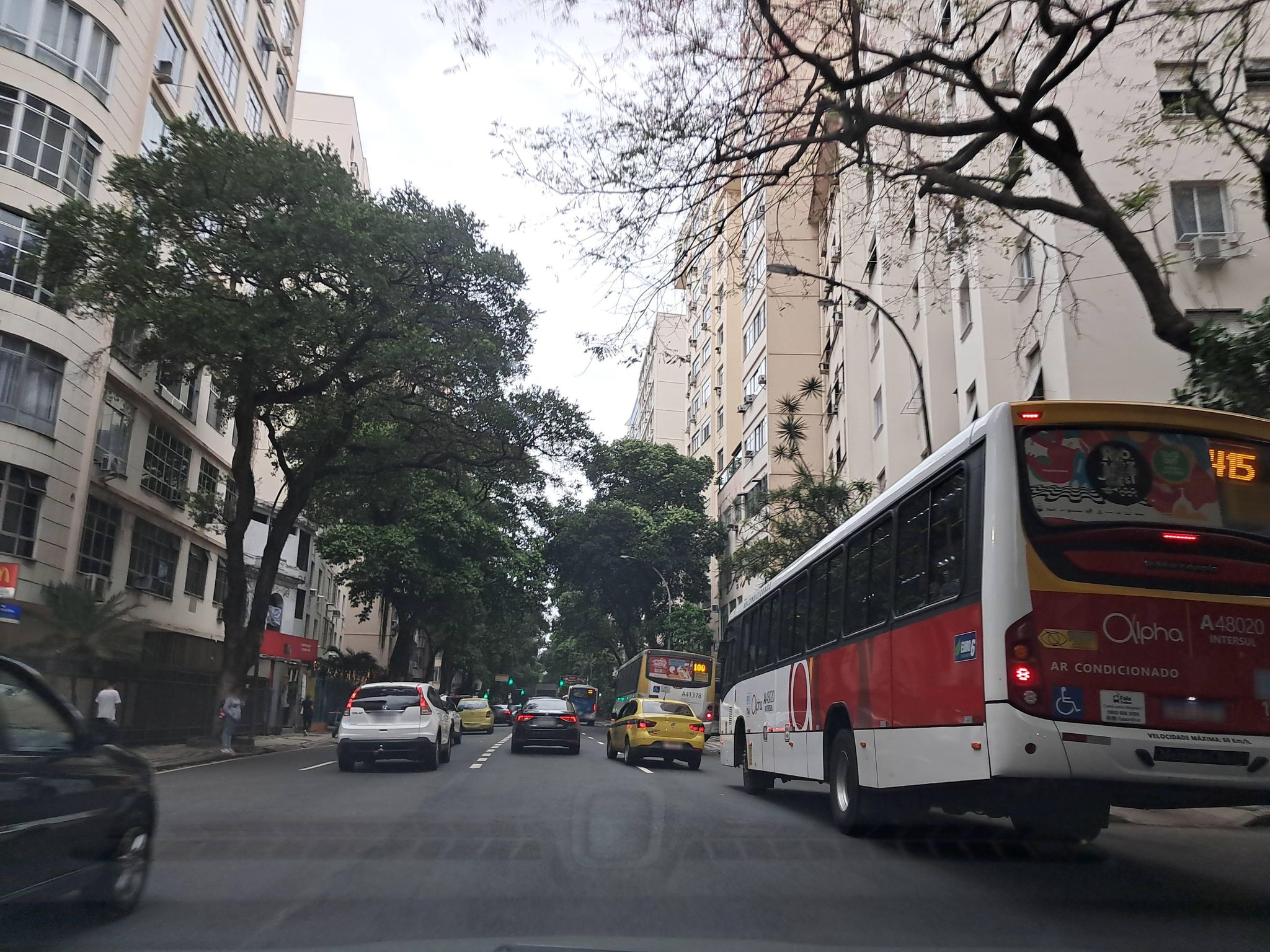 Street-level view near Modesto de Bellis, Copacabana