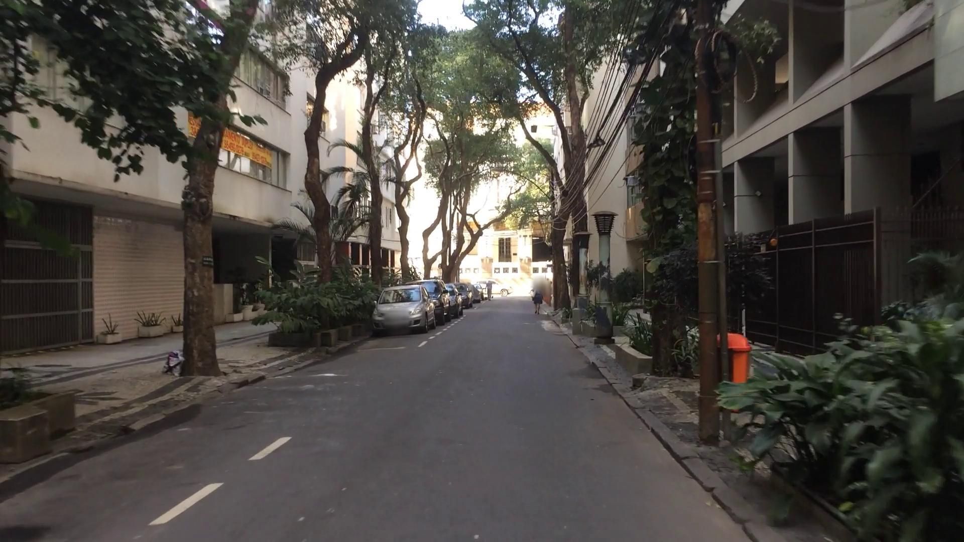 Street-level view near Monaliza, Laranjeiras