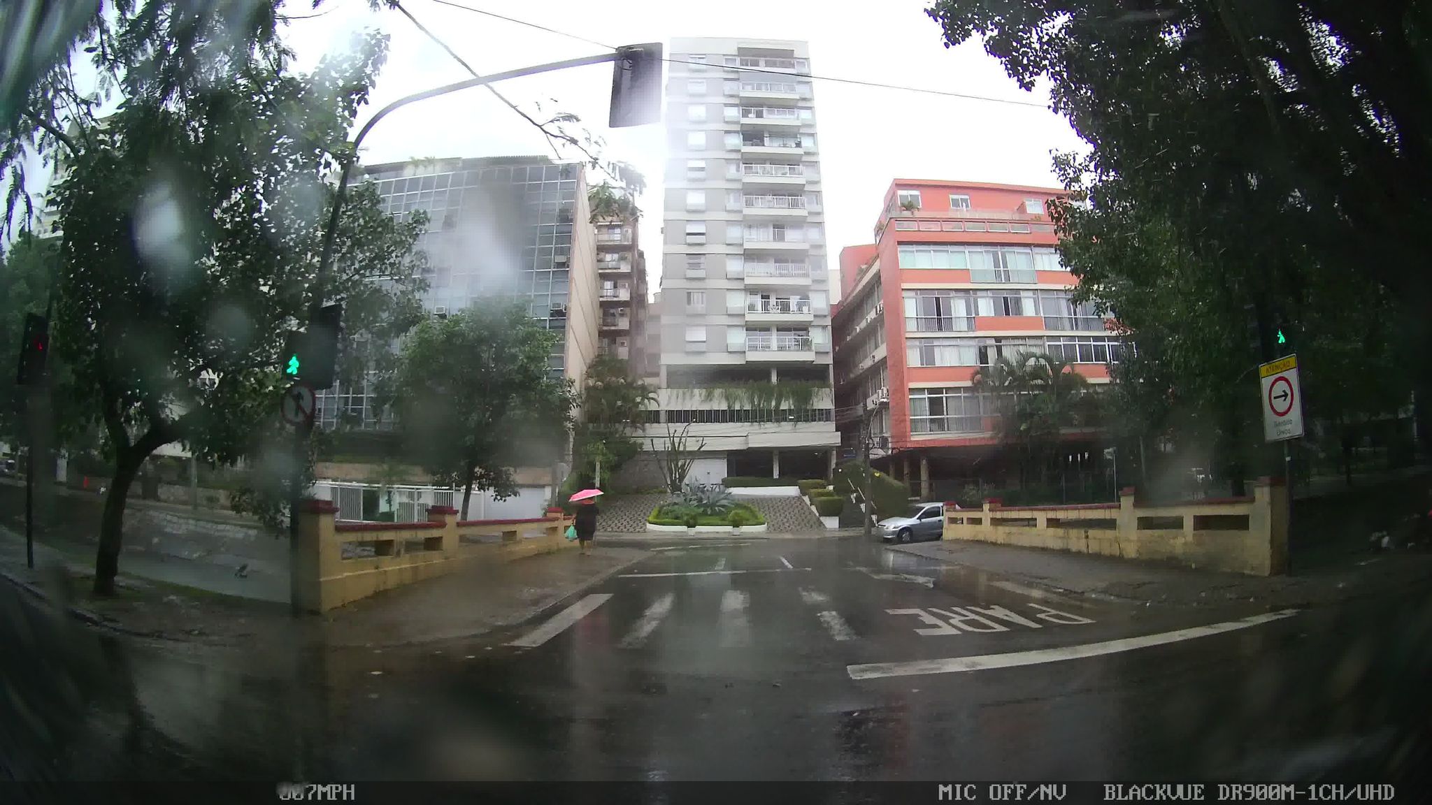 Street-level view near Monsuaba, Gávea