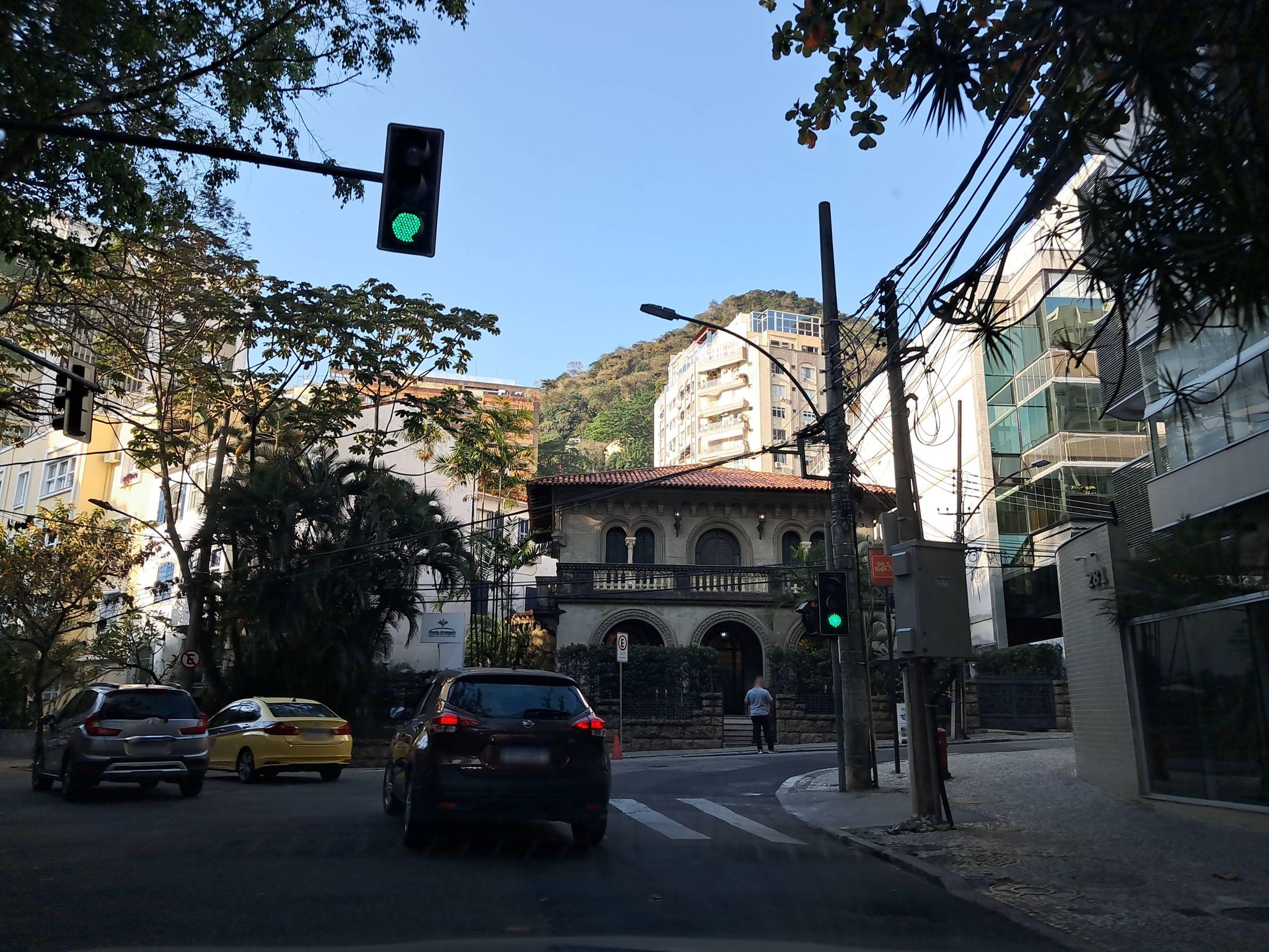 Street-level view near Mont Blanc, Lagoa