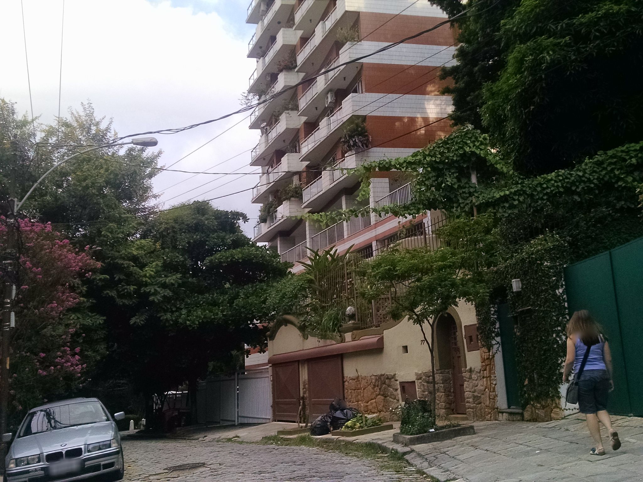 Street-level view near Mont Blanc, Cosme Velho