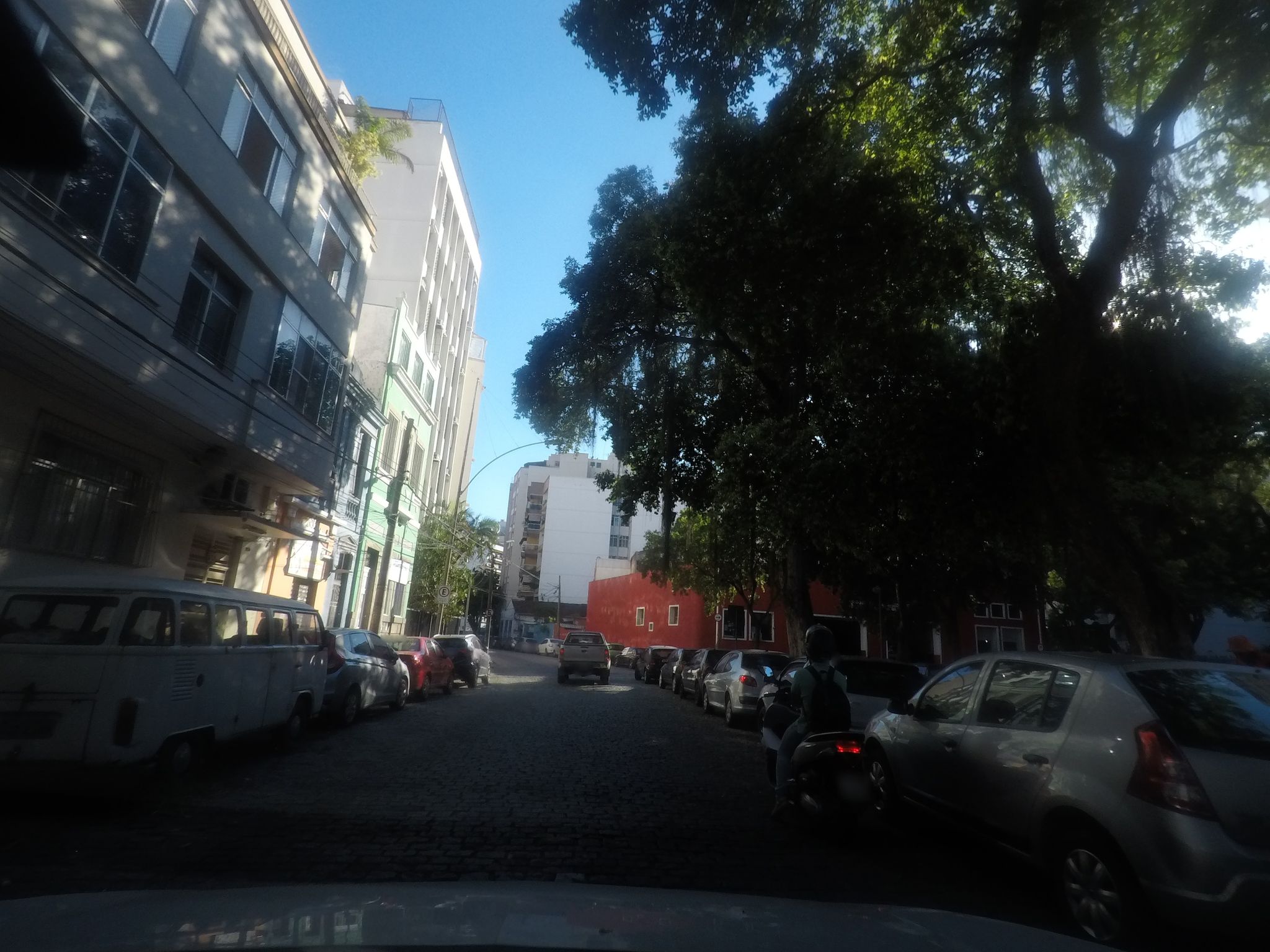 Street-level view near Mont Serrat, Laranjeiras