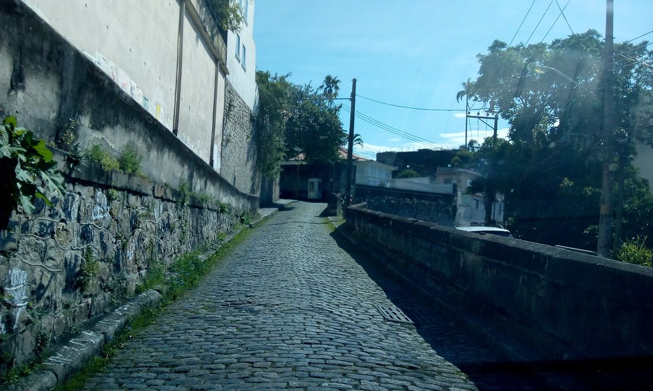 Street-level view near Monte Nave, Santa Teresa