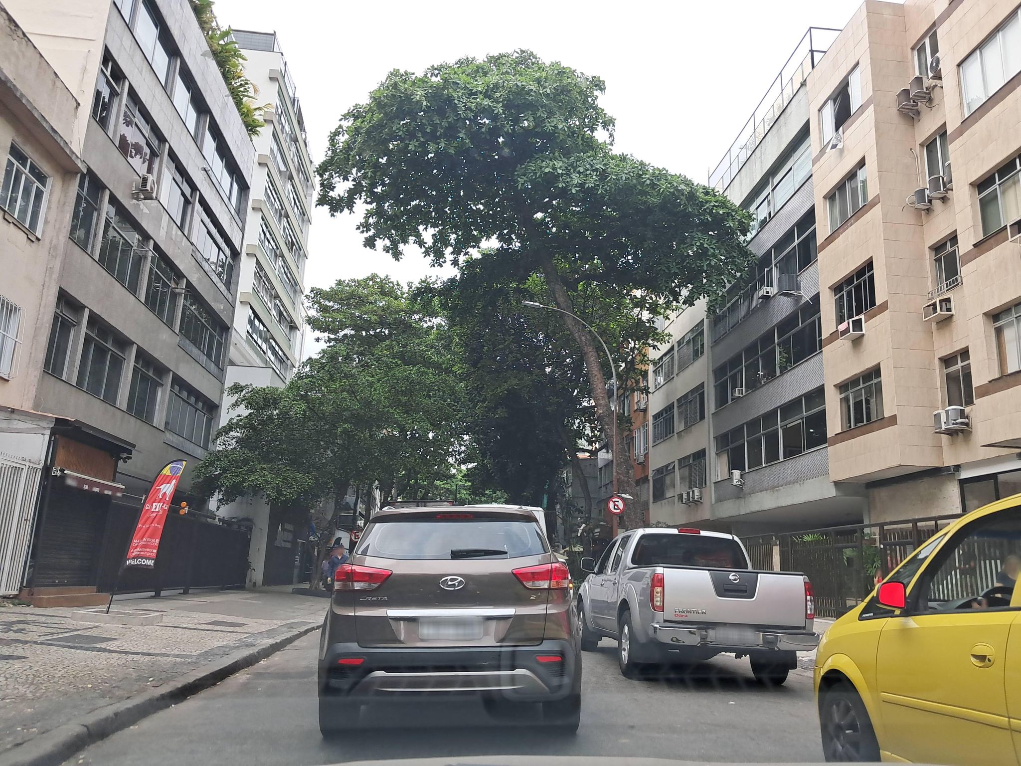 Street-level view near Monten, Lagoa