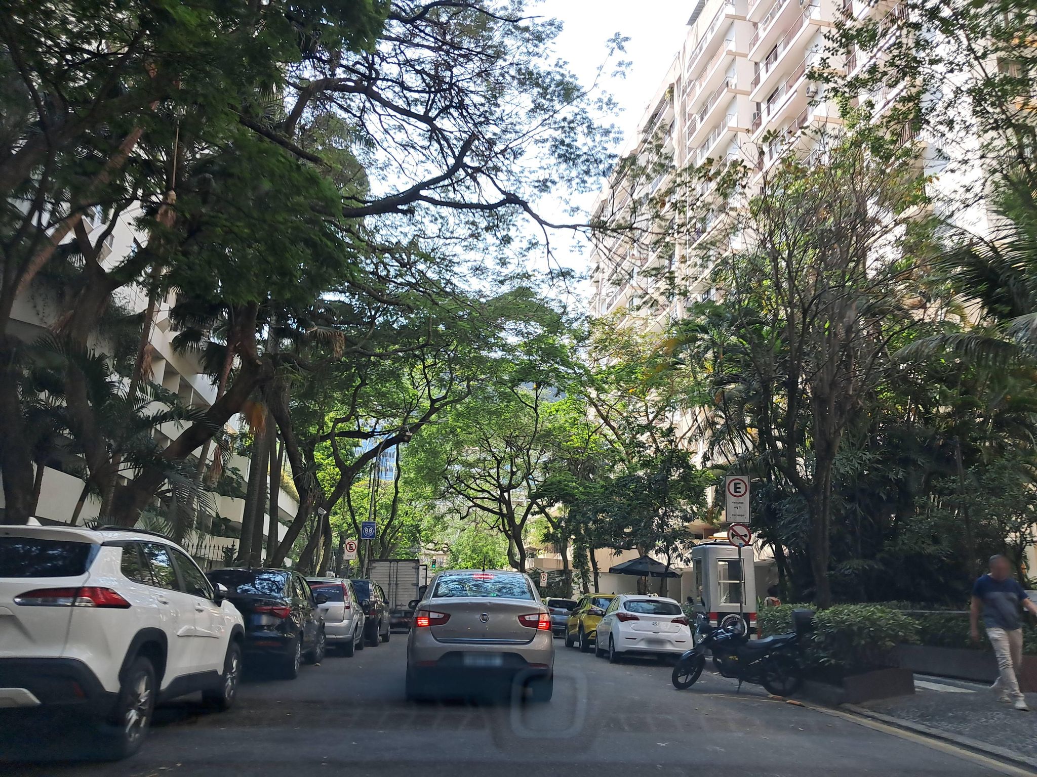 Street-level view near Monticelli, Gávea