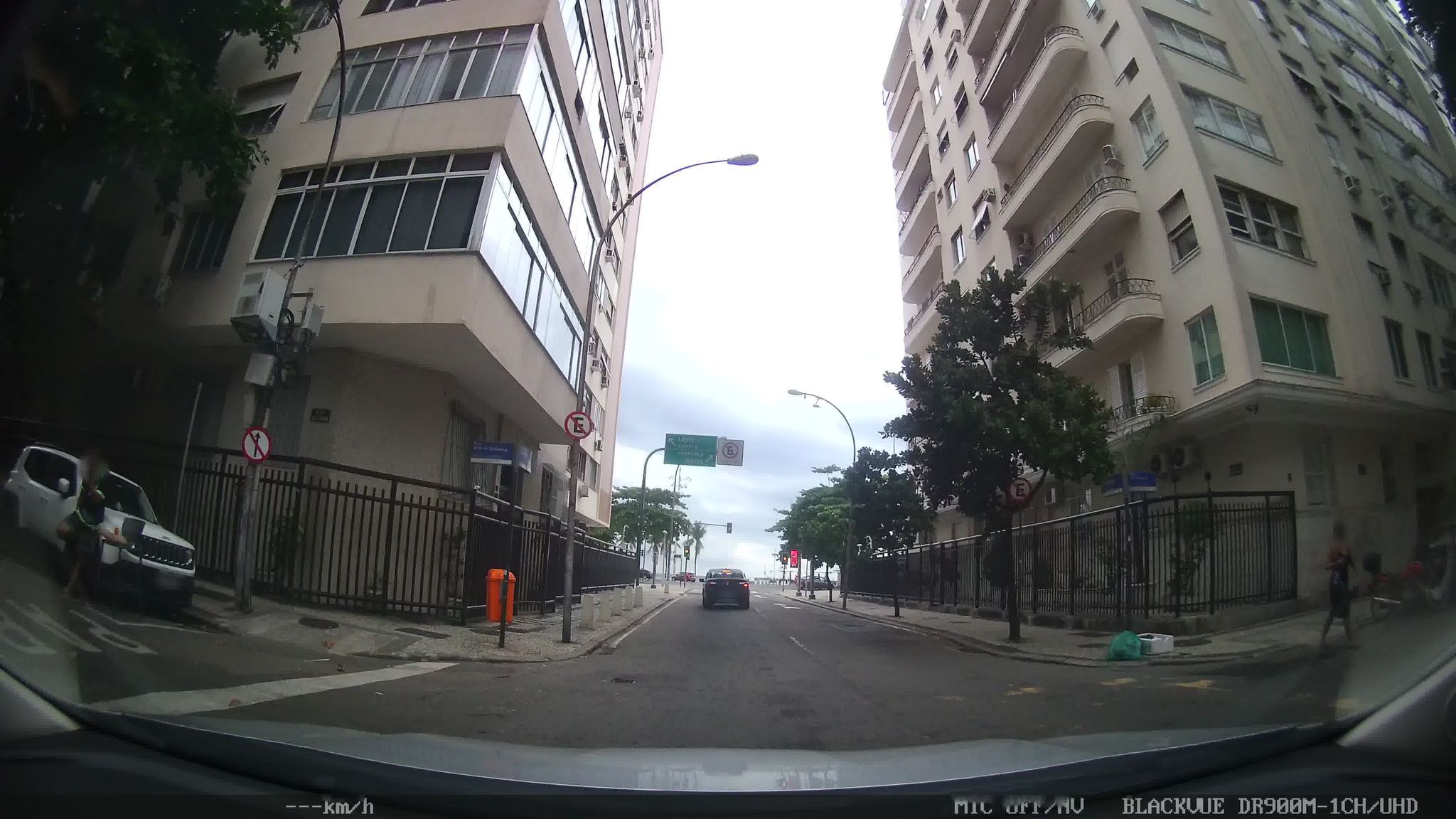 Street-level view near Nagassá, Copacabana