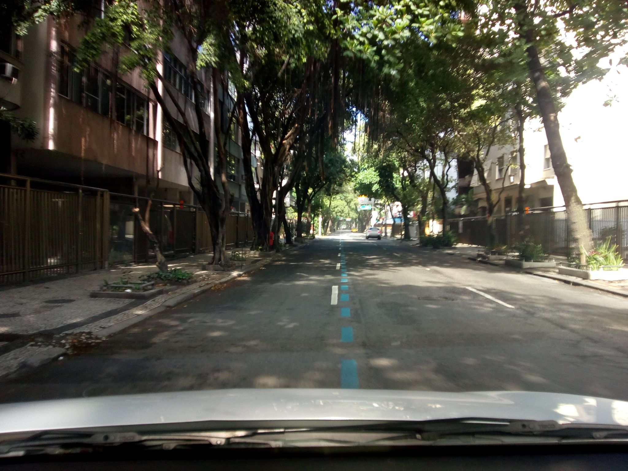 Street-level view near Nhecolândia, Leblon