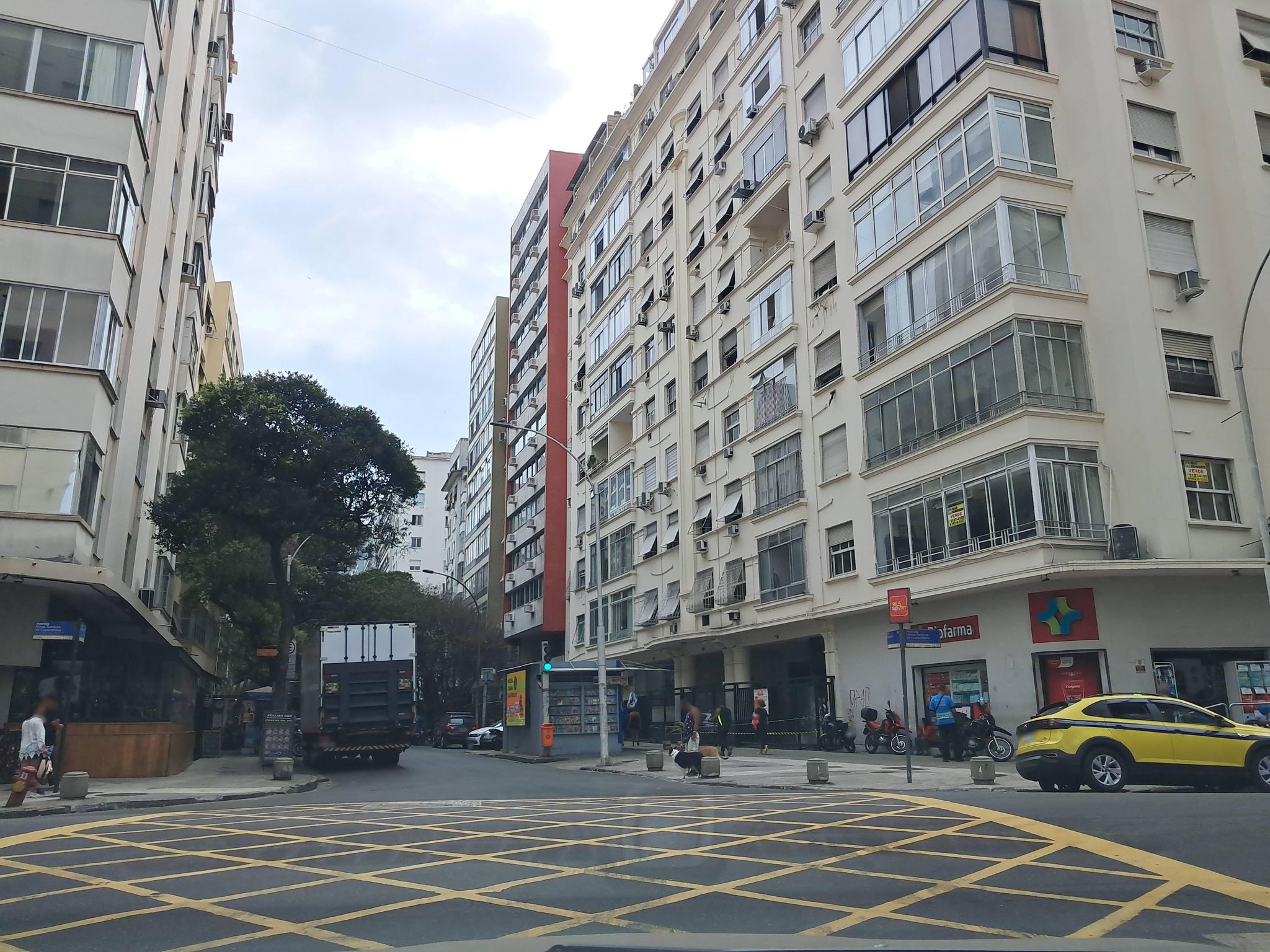 Street-level view near Nicacio, Copacabana
