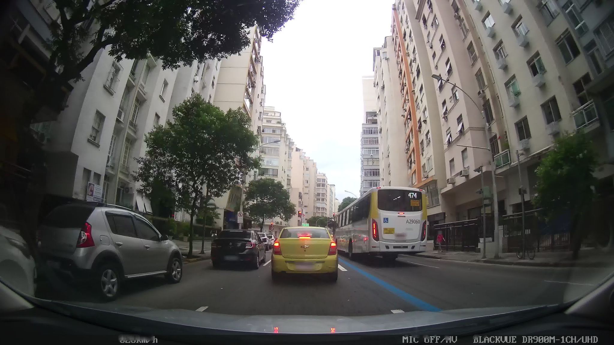 Street-level view near Nôa Nôa, Copacabana