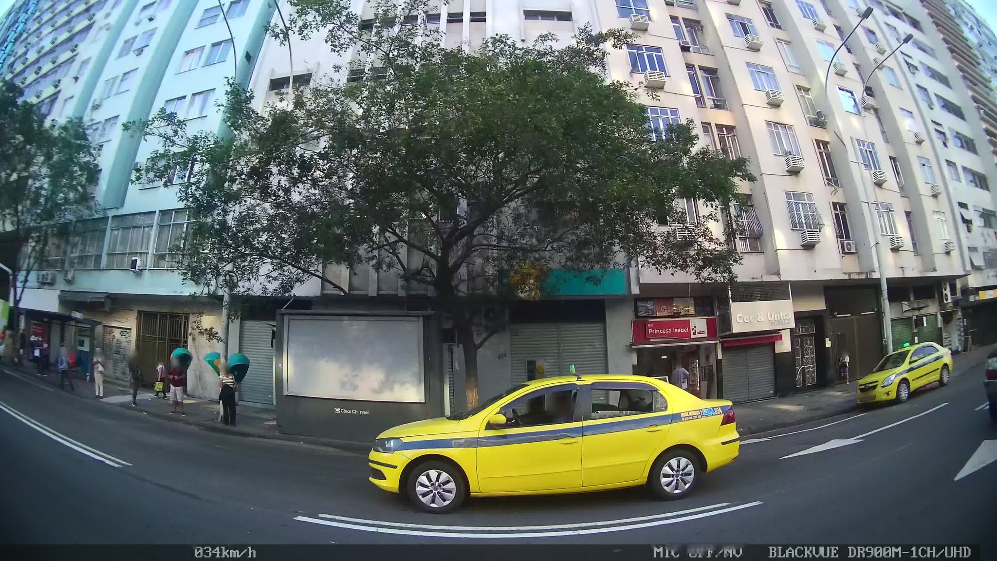 Street-level view near Oi Telefonia, Copacabana
