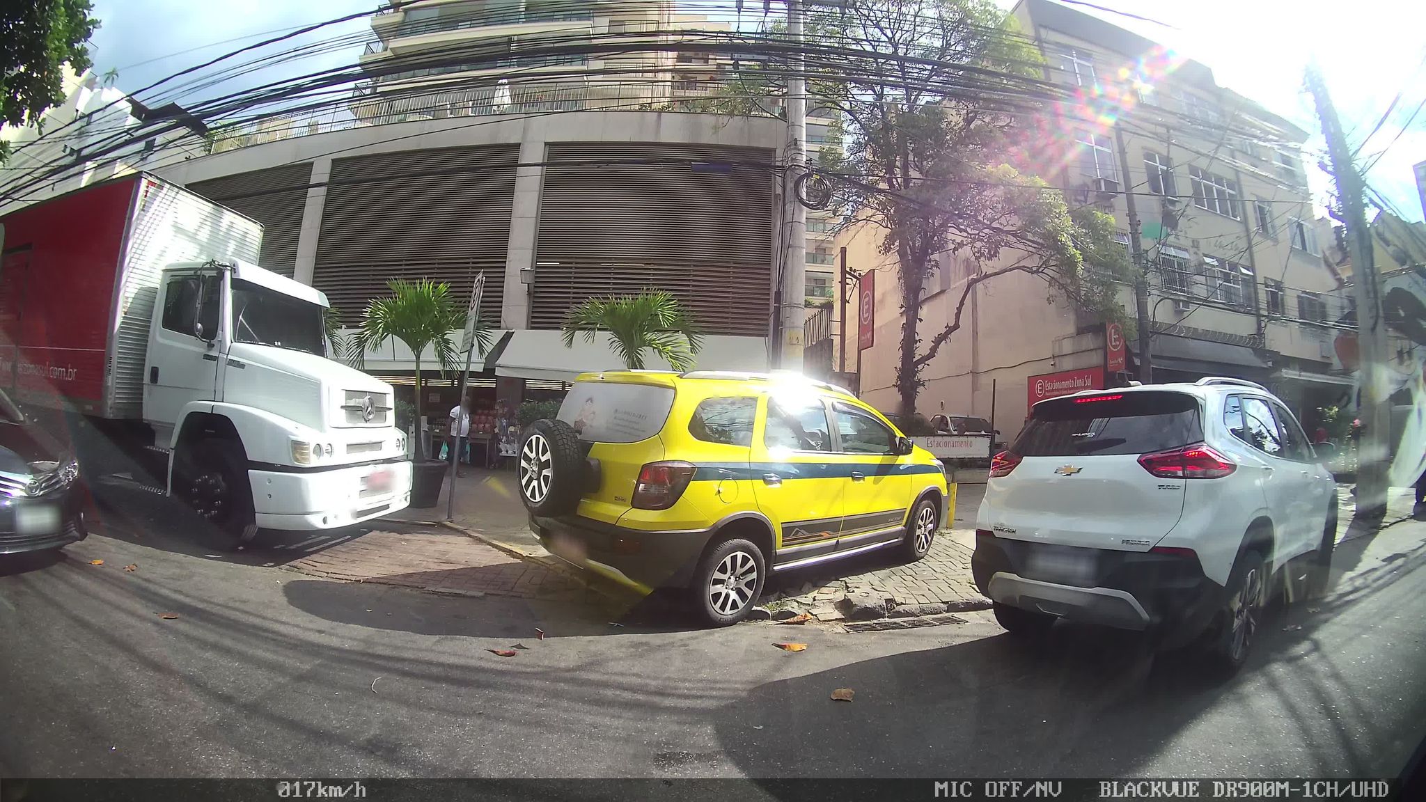 Street-level view near Ópera de Milano, Botafogo
