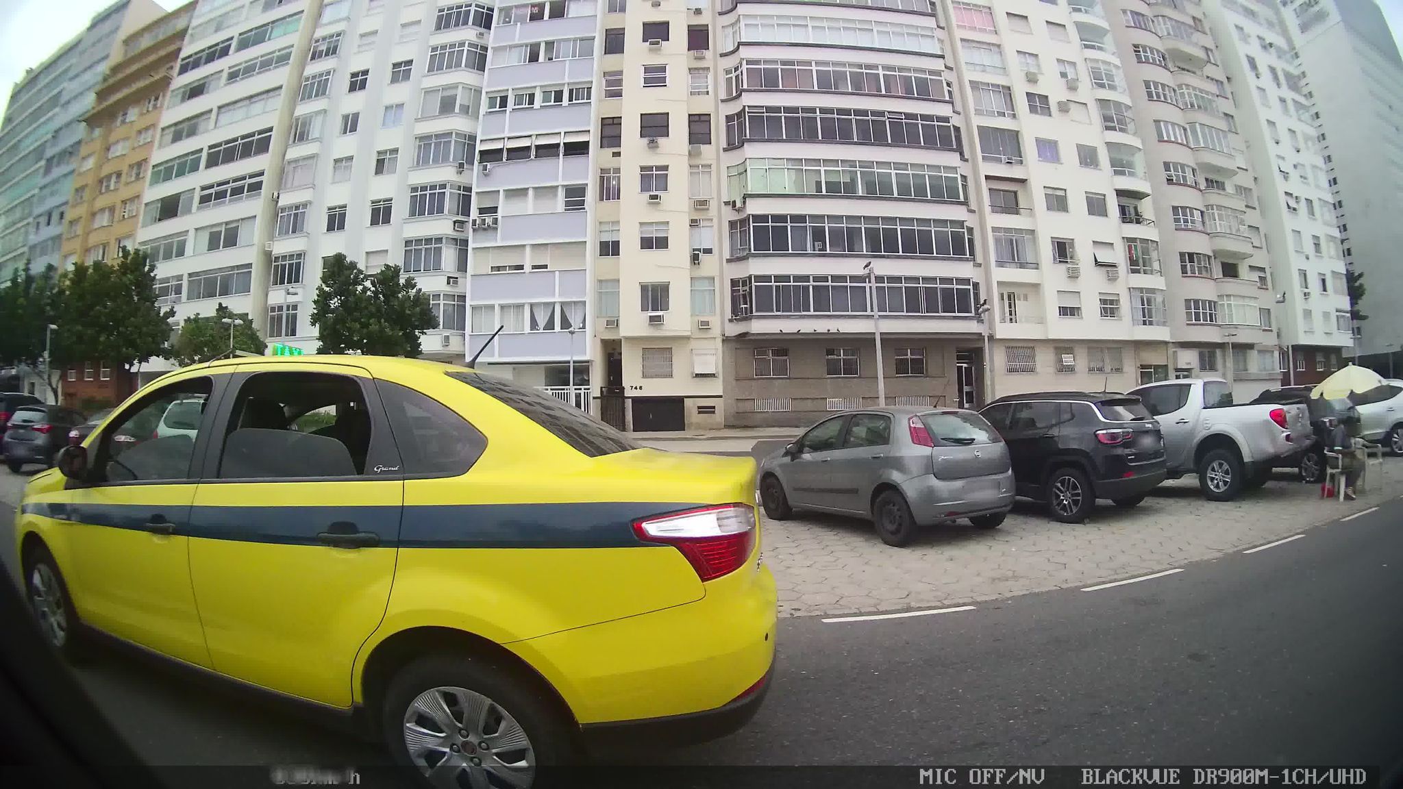 Street-level view near Ouro Fino, Copacabana
