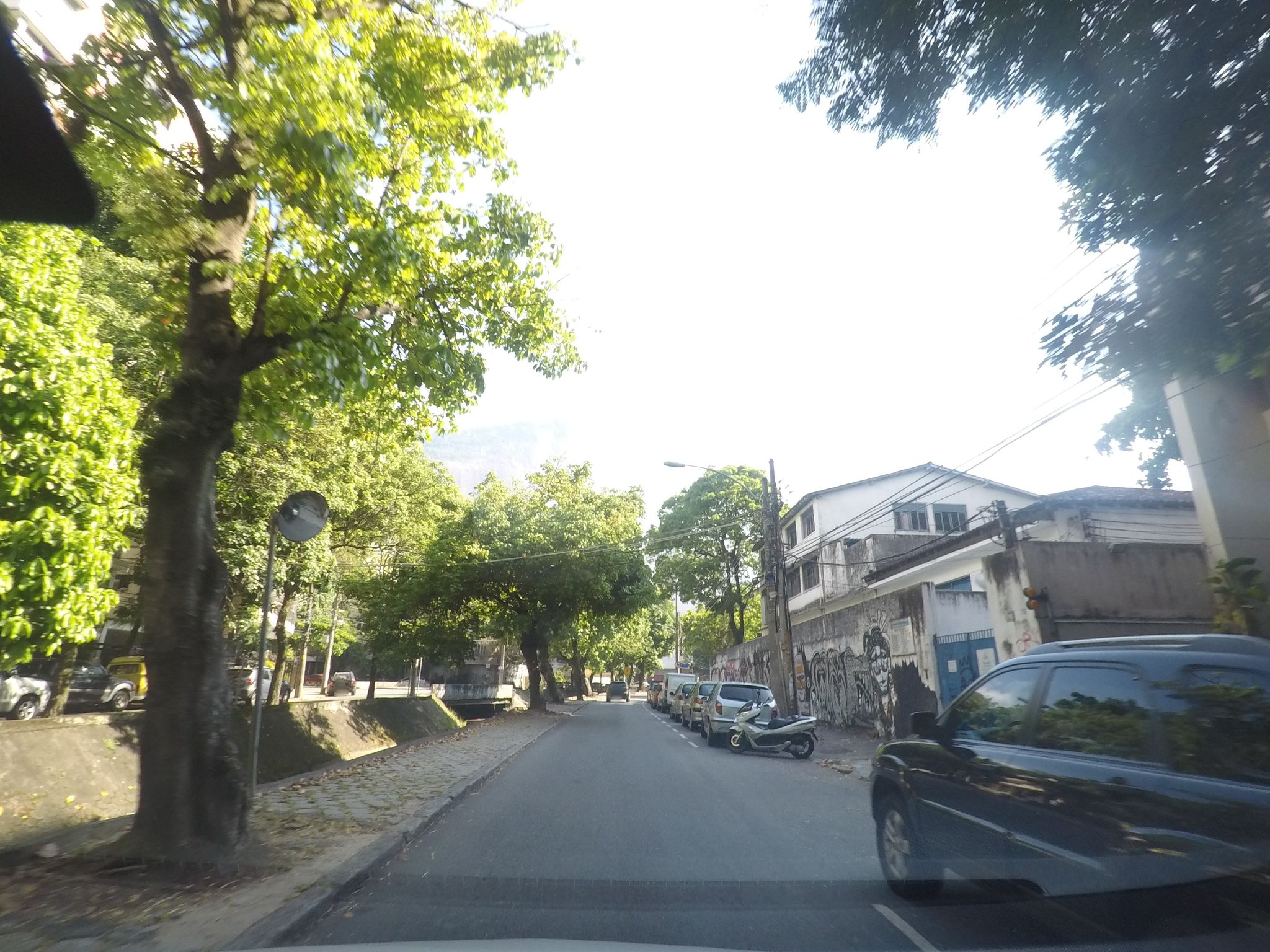 Street-level view near Ouro Velho, Lagoa