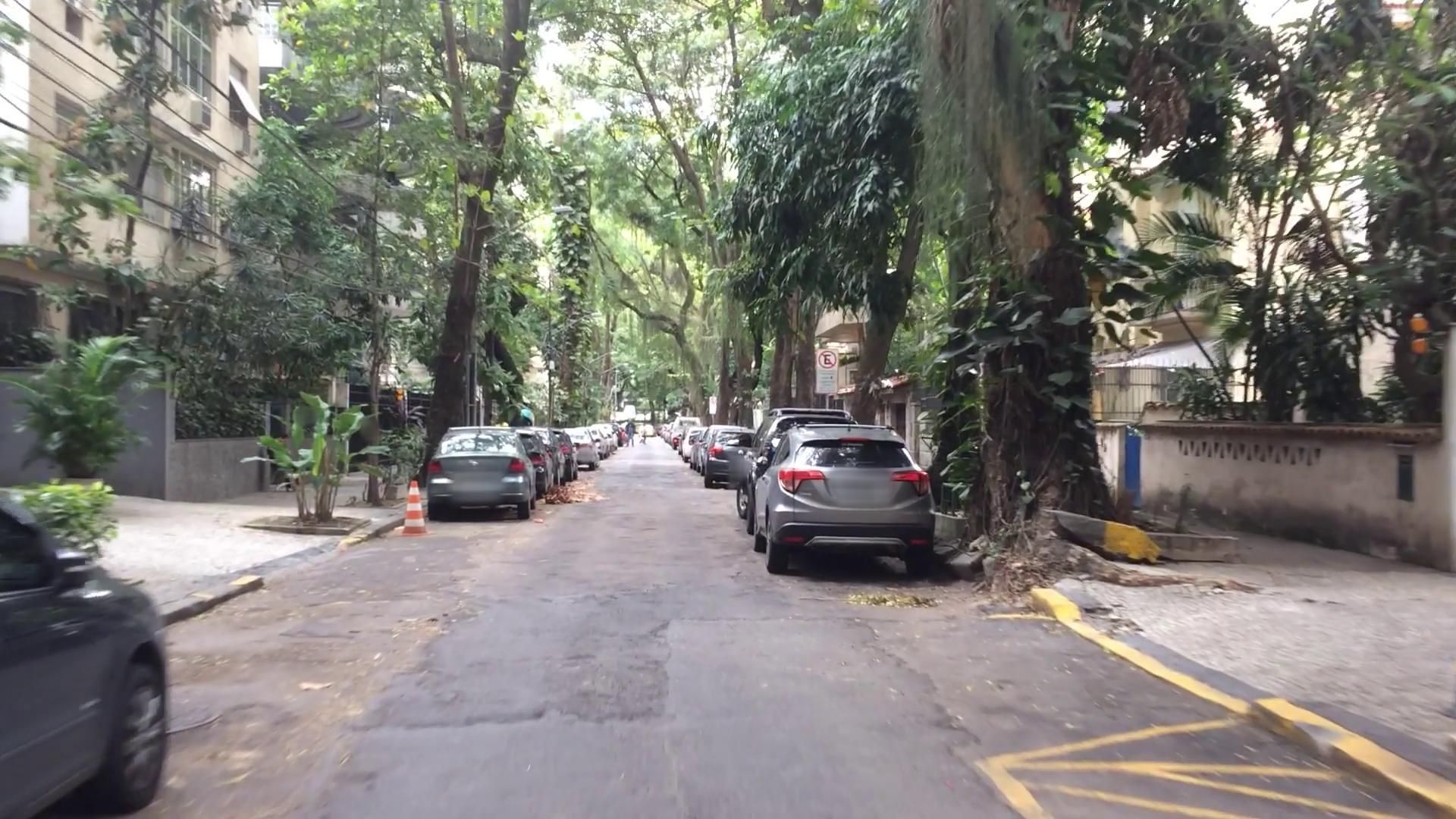 Street-level view near Pablo Neruda, Laranjeiras