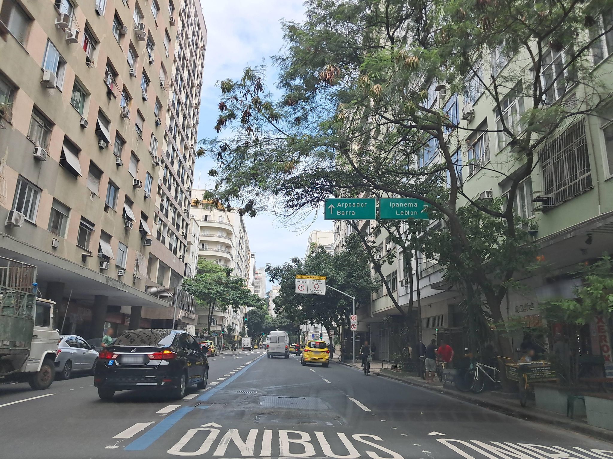 Street-level view near Palacete Ipanema, Copacabana