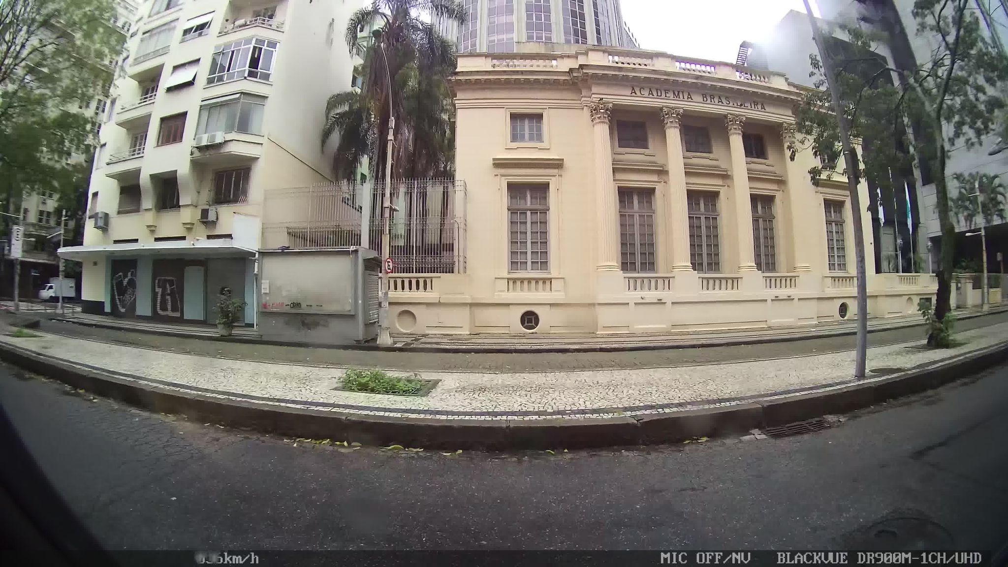 Street-level view near Palácio Austregésilo de Athayde, Centro