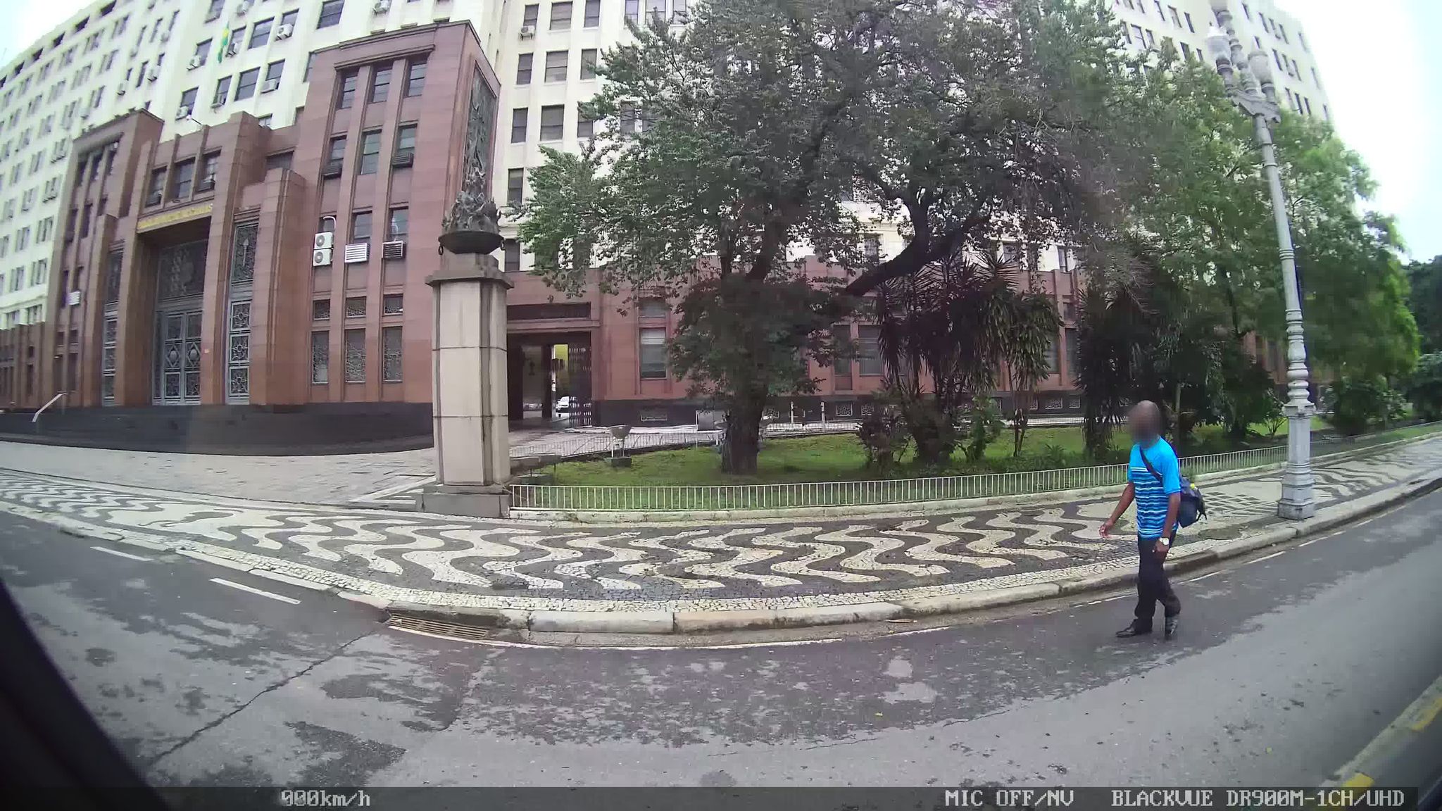 Street-level view near Palácio Duque de Caxias, Centro