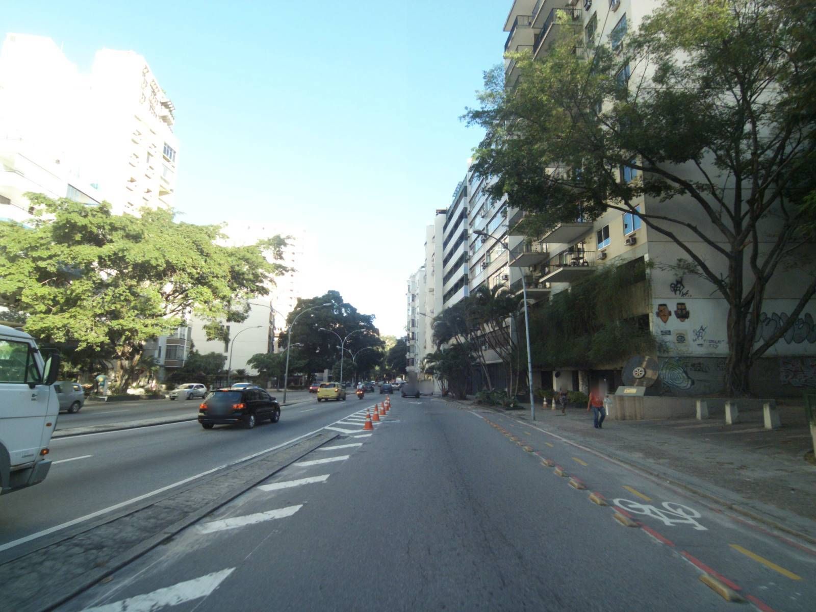 Street-level view near Palazzo Monaco, Botafogo