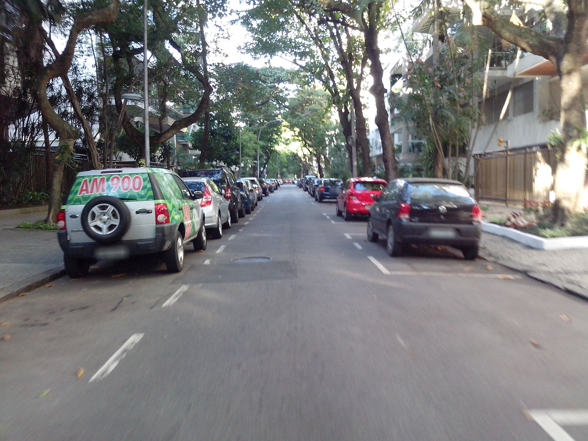 Street-level view near Palazzo Russo, Ipanema