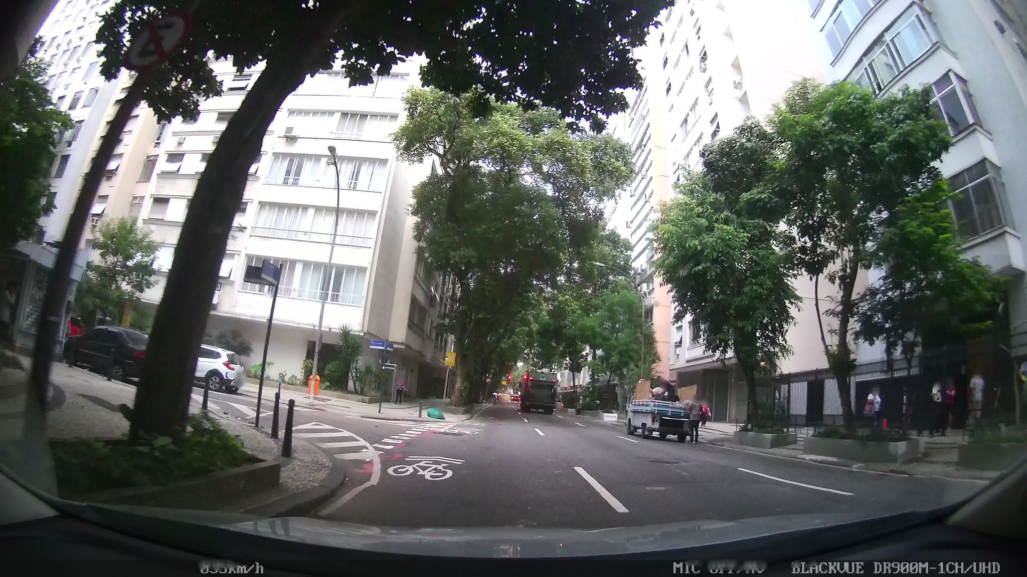 Street-level view near Pampeiro, Copacabana
