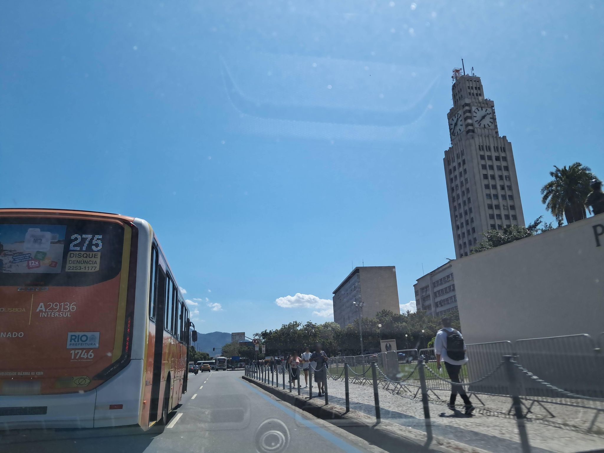 Street-level view near Pantheon de Caxias, Centro