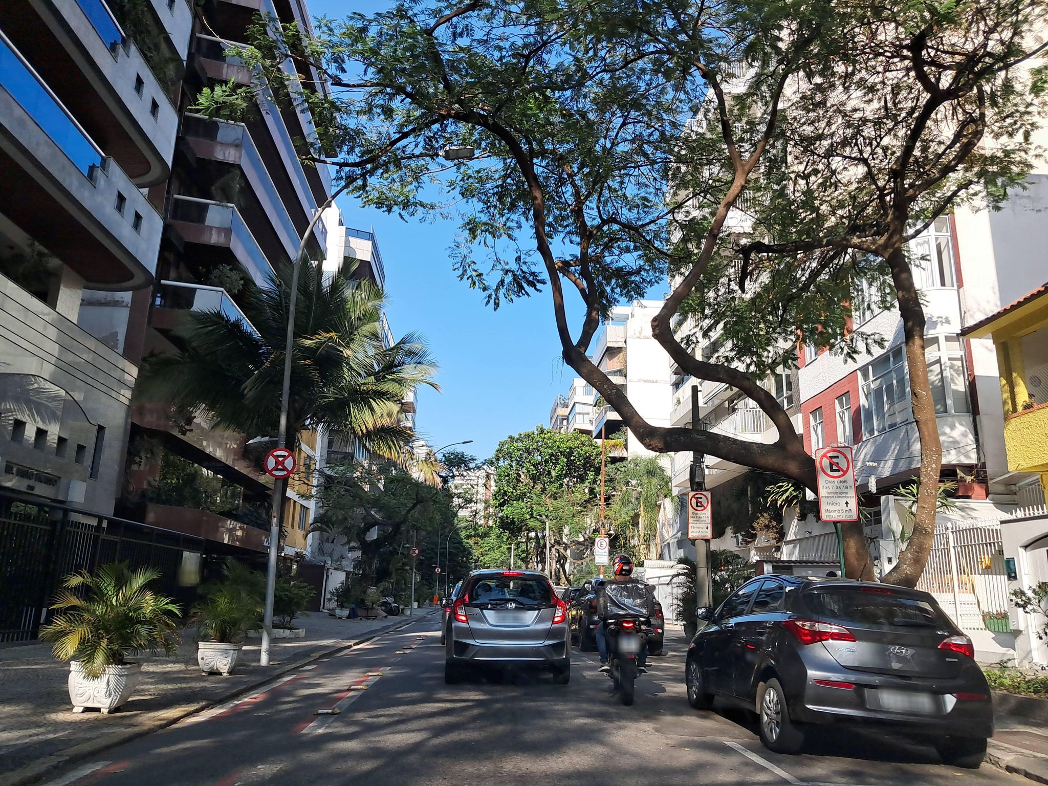 Street-level view near Park Lane, Ipanema