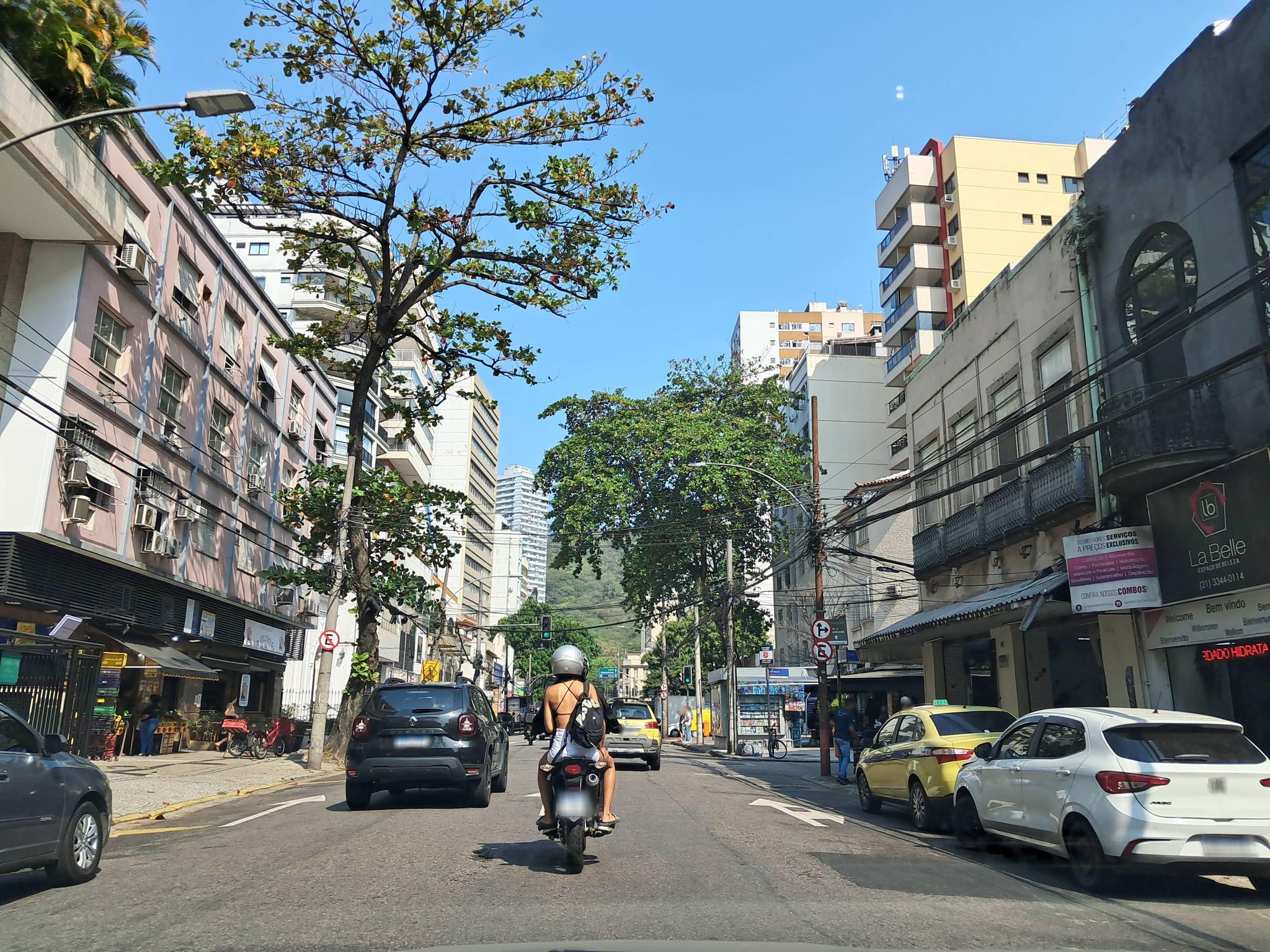 Street-level view near Parque Almeida Material de Construção, Botafogo
