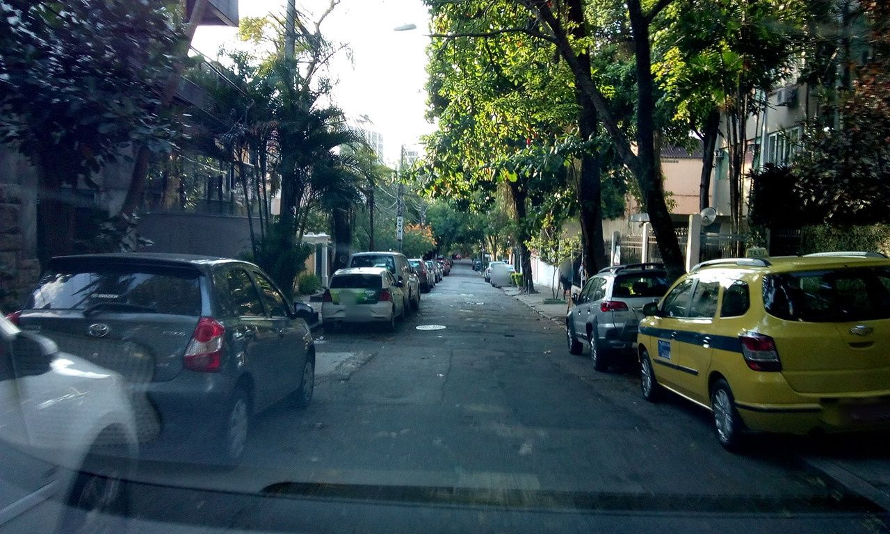 Street-level view near Parque Jardim Europa, Humaitá