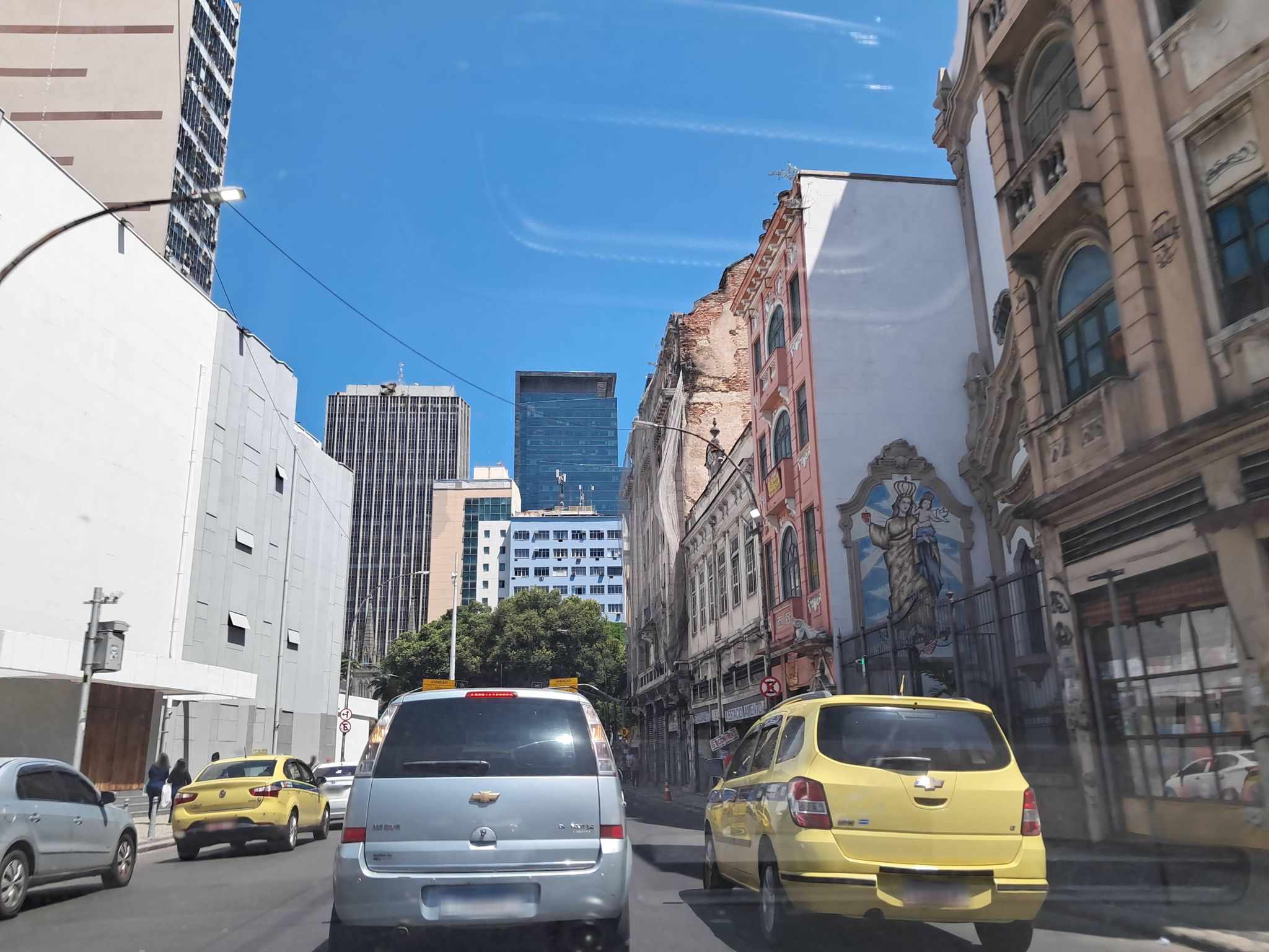 Street-level view near Parte do Num 53 da Rua Luiz Camoes, Centro