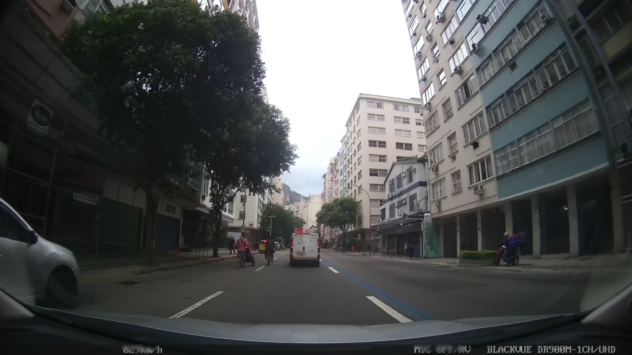 Street-level view near Pau Mandado, Copacabana