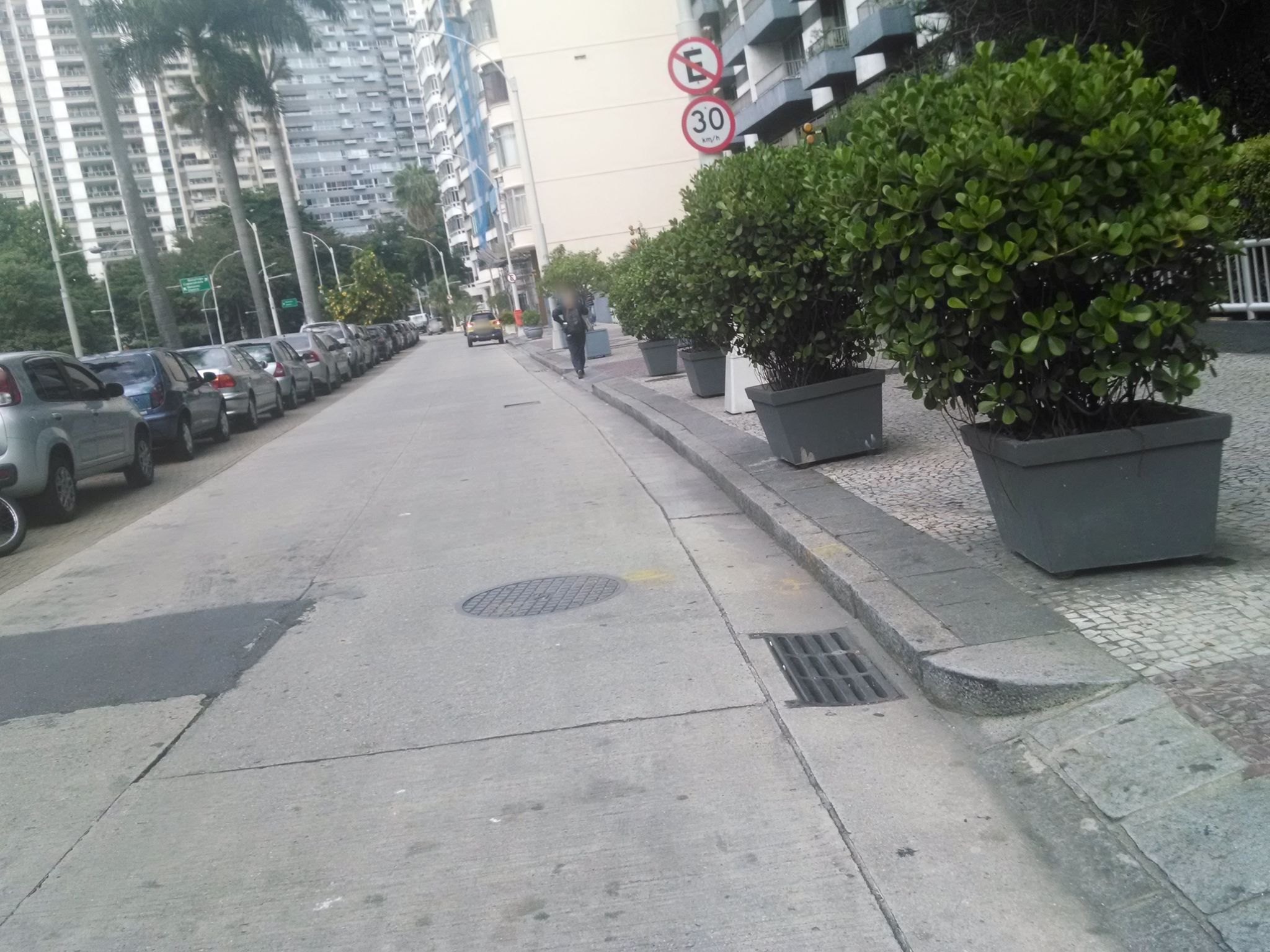 Street-level view near Paul Valery, Glória