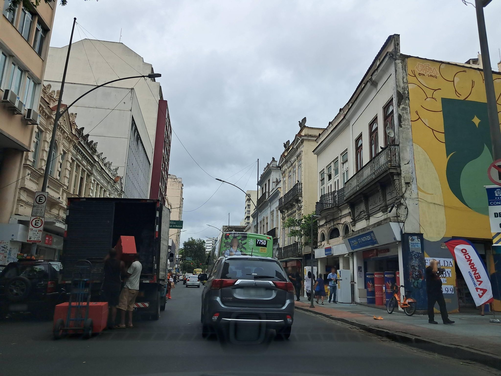 Street-level view near Pena Ametista, Flamengo