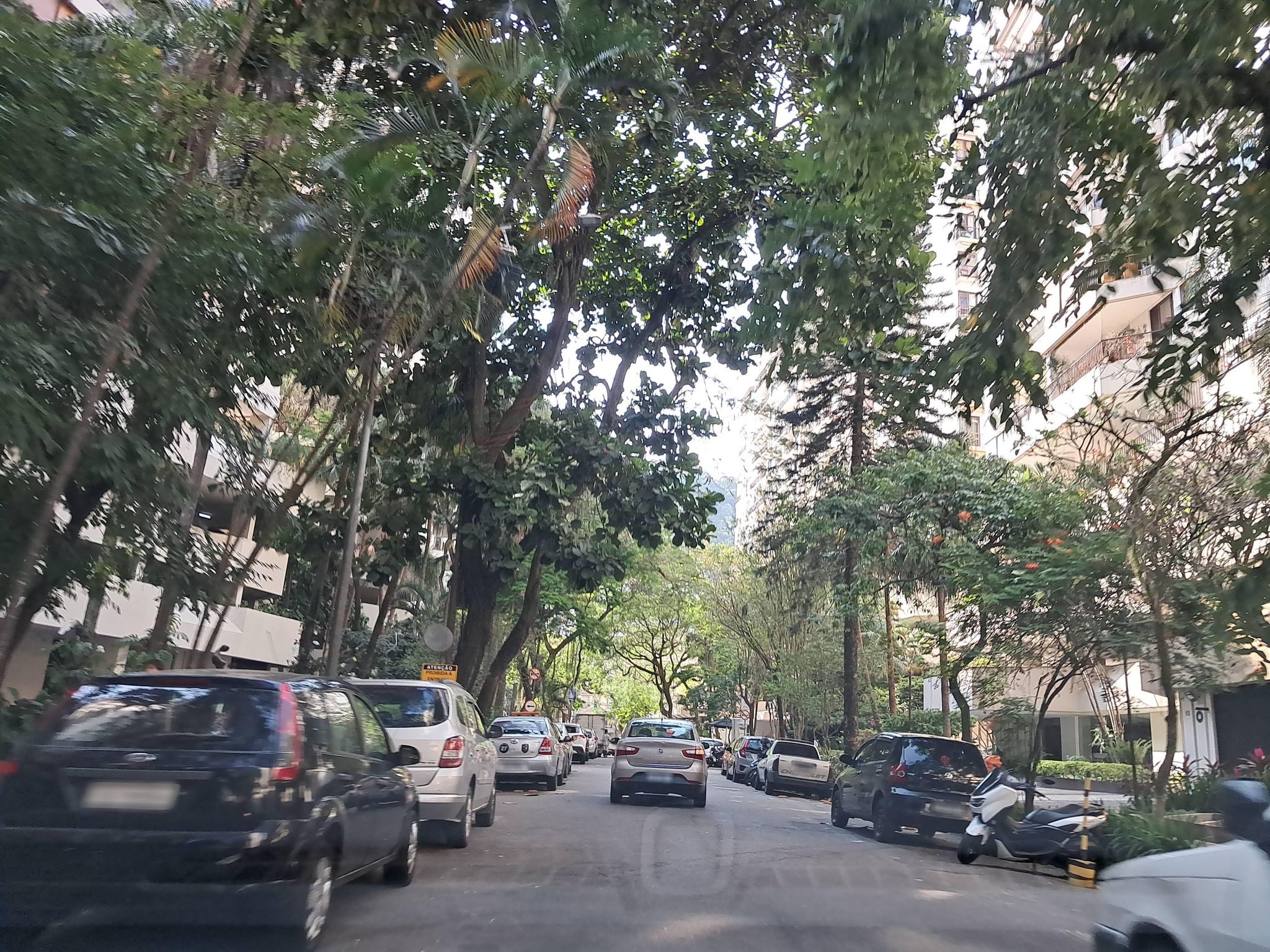 Street-level view near Perugno, Gávea