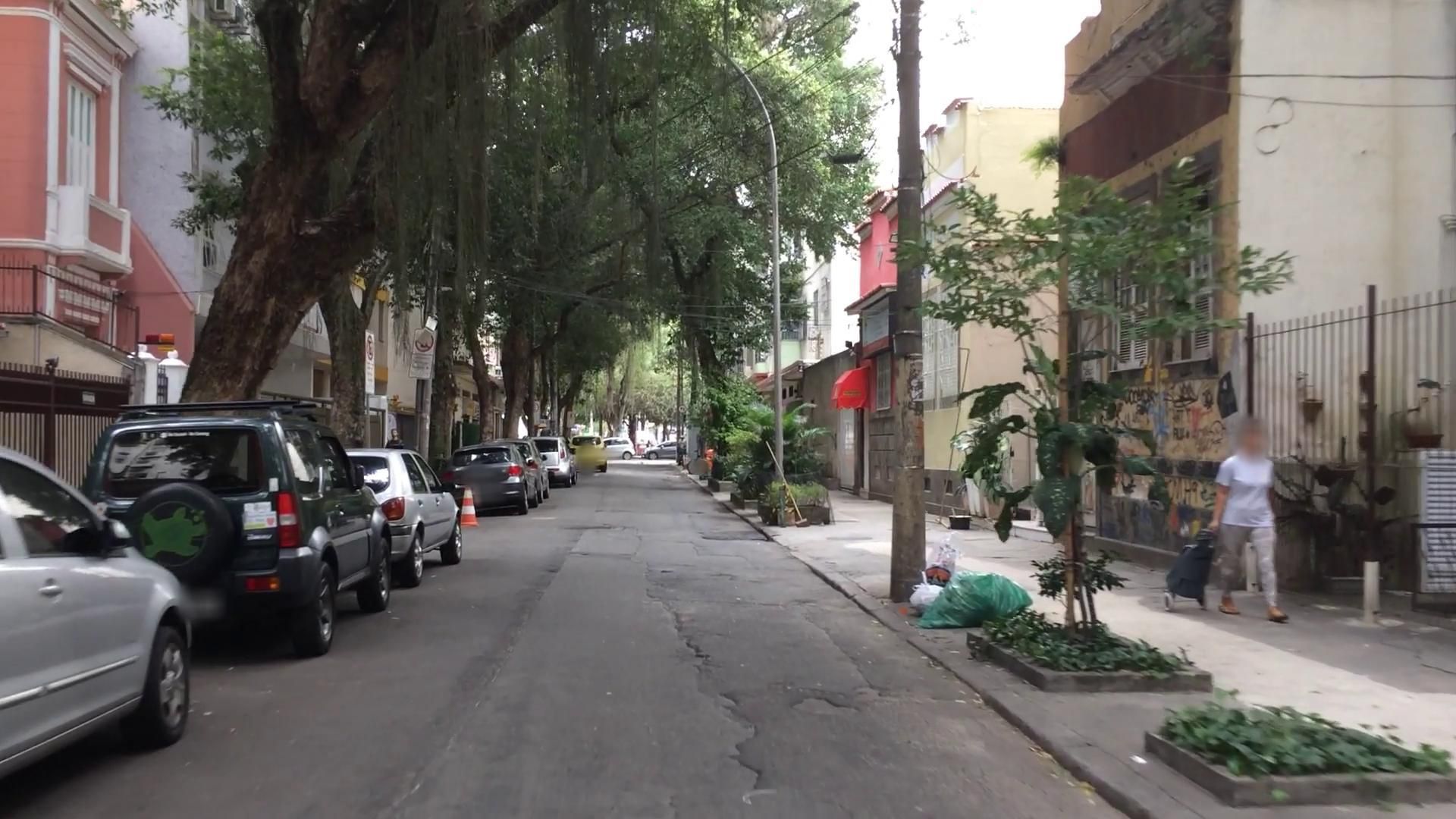 Street-level view near Petunia, Laranjeiras