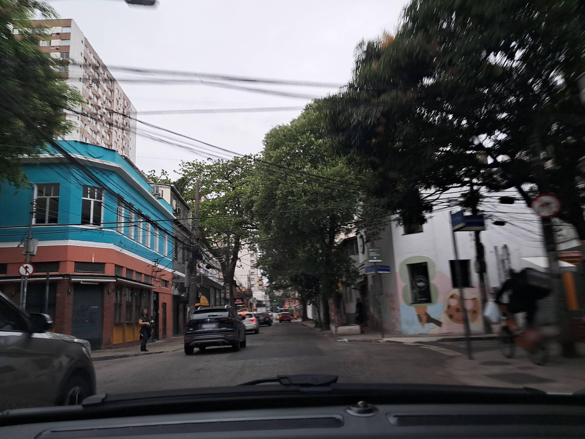 Street-level view near Peugeot, Botafogo