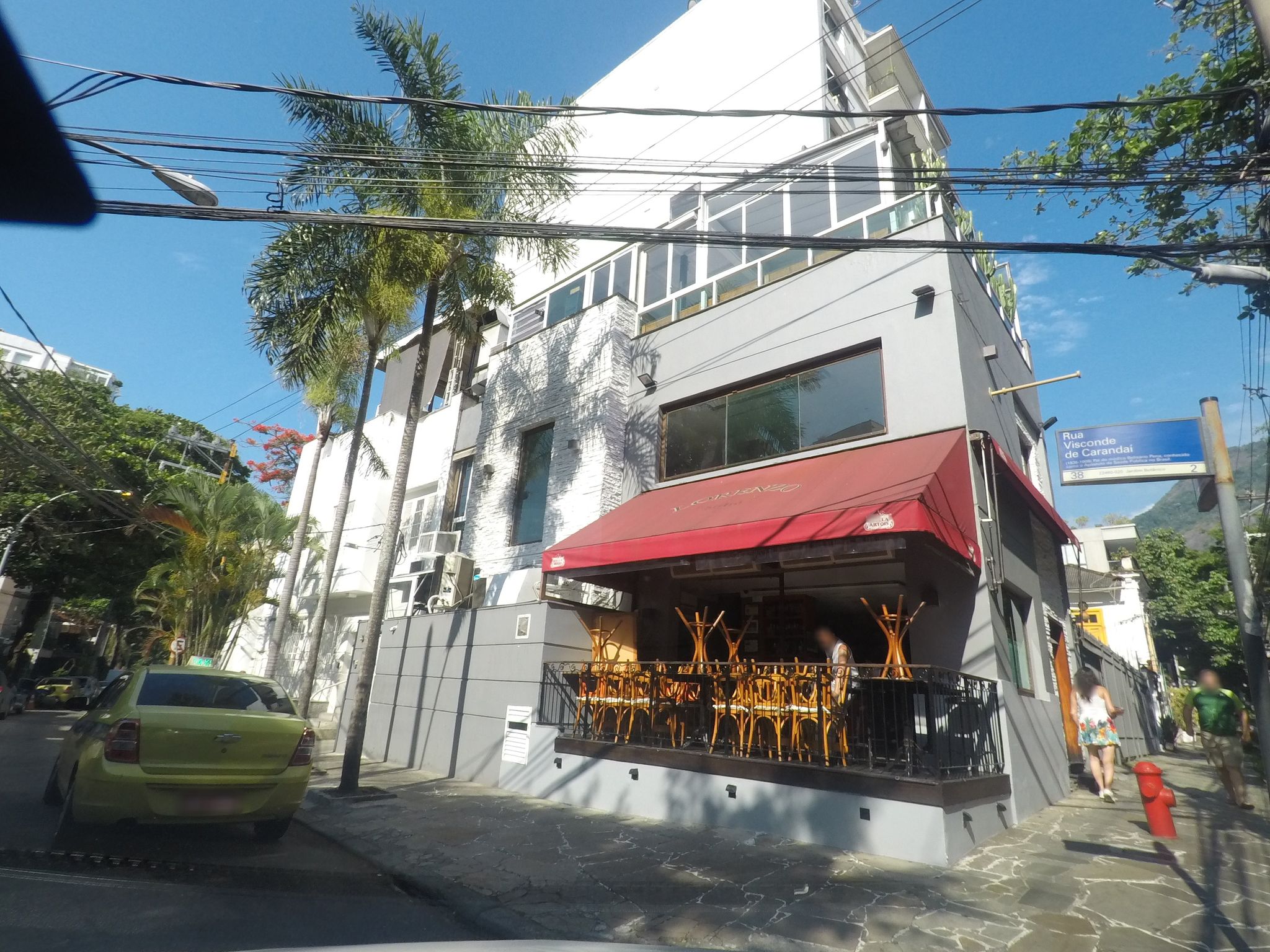 Street-level view near Pizza Del Sole, Jardim Botânico