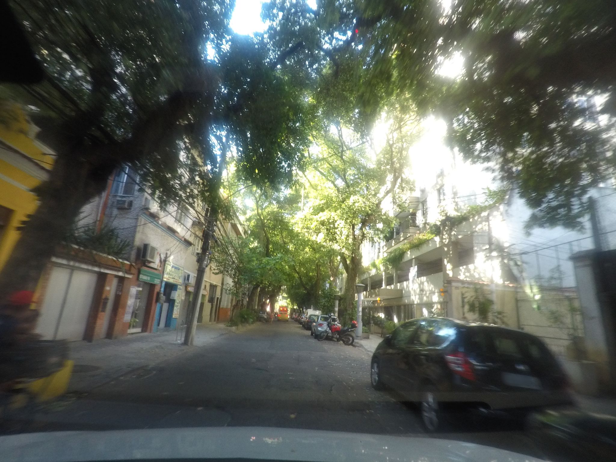 Street-level view near Place Verde, Botafogo