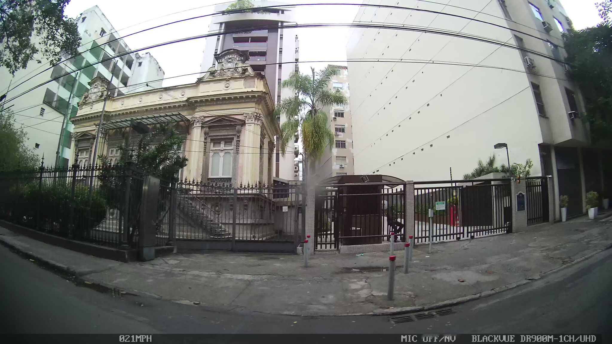 Street-level view near Plaza Etoile, Botafogo