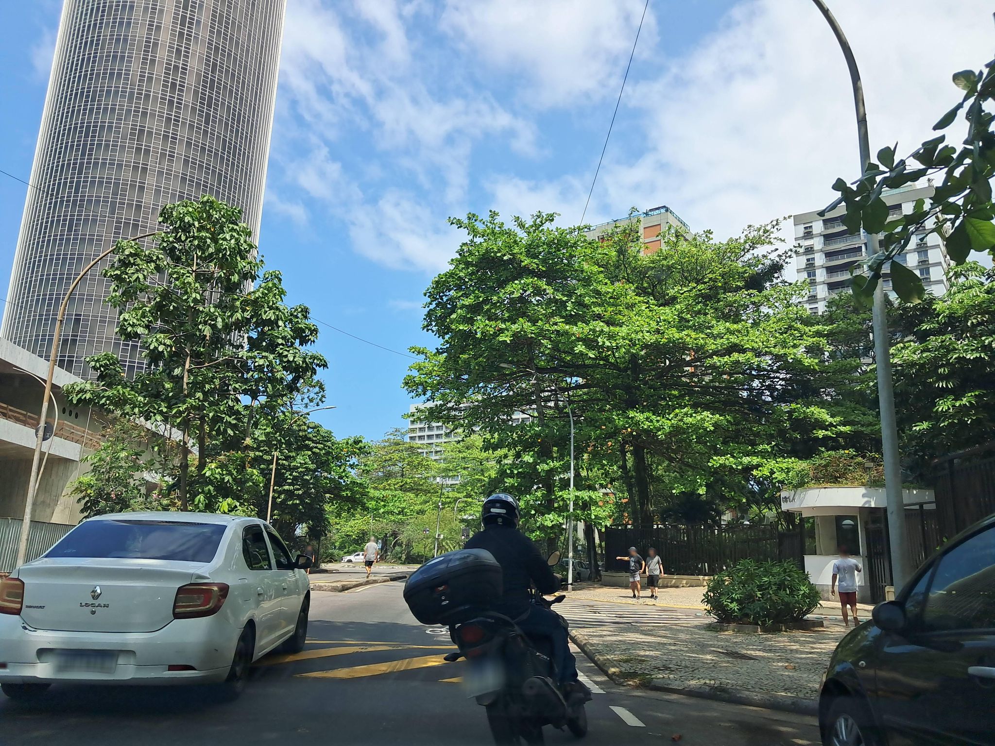 Street-level view near Port Romazzino, São Conrado